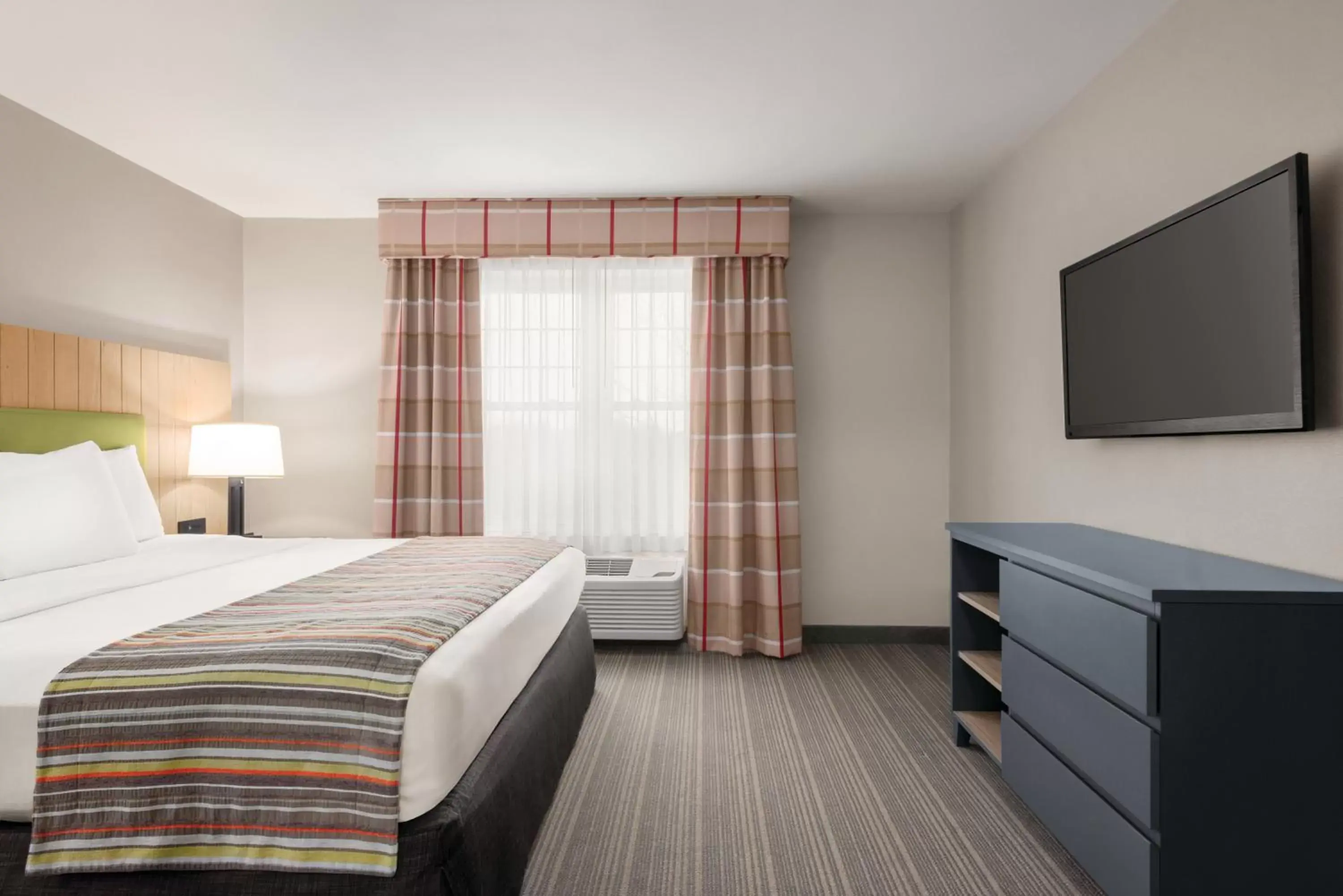 Bed in Country Inn & Suites by Radisson, Schaumburg, IL