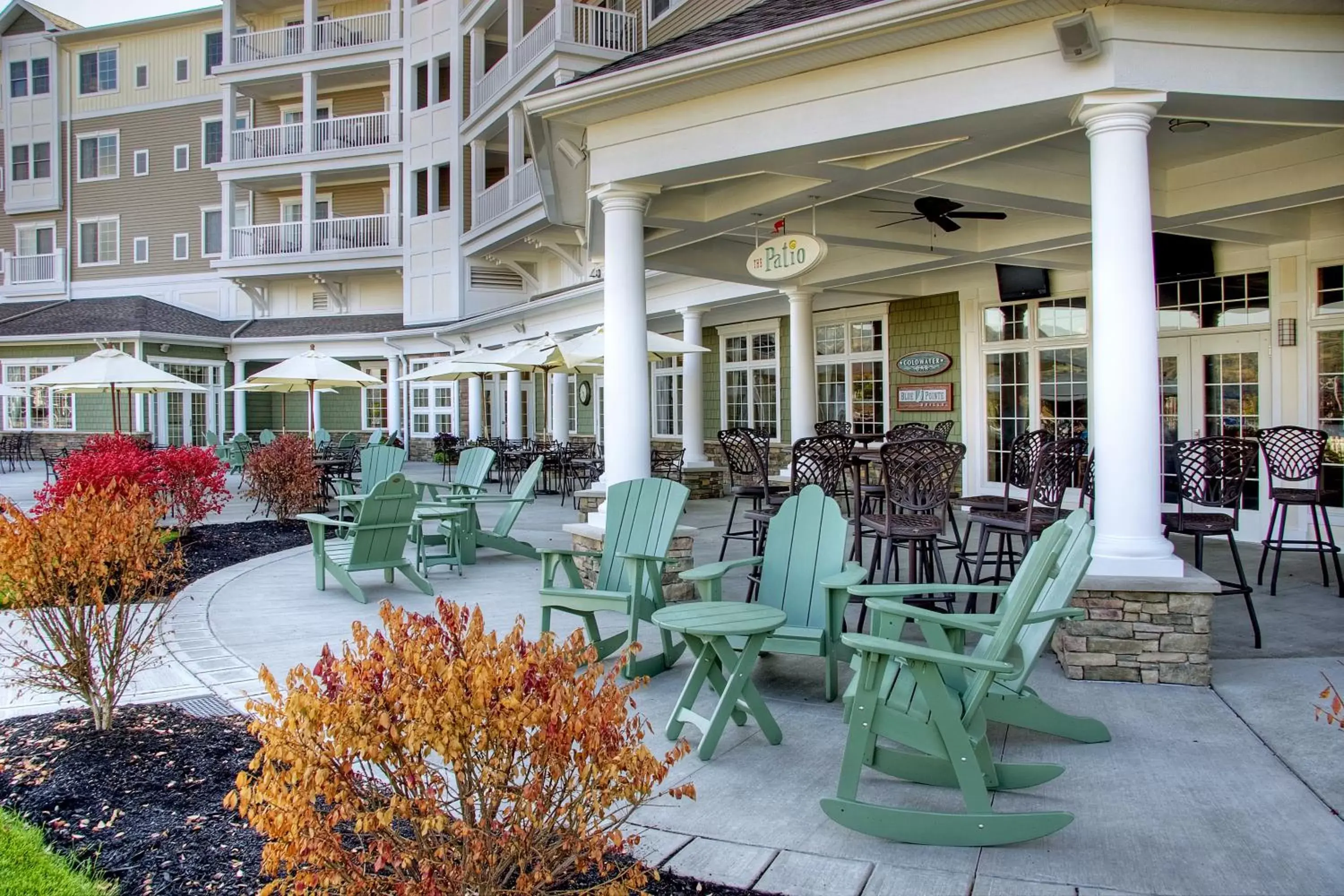 Patio, Restaurant/Places to Eat in Watkins Glen Harbor Hotel