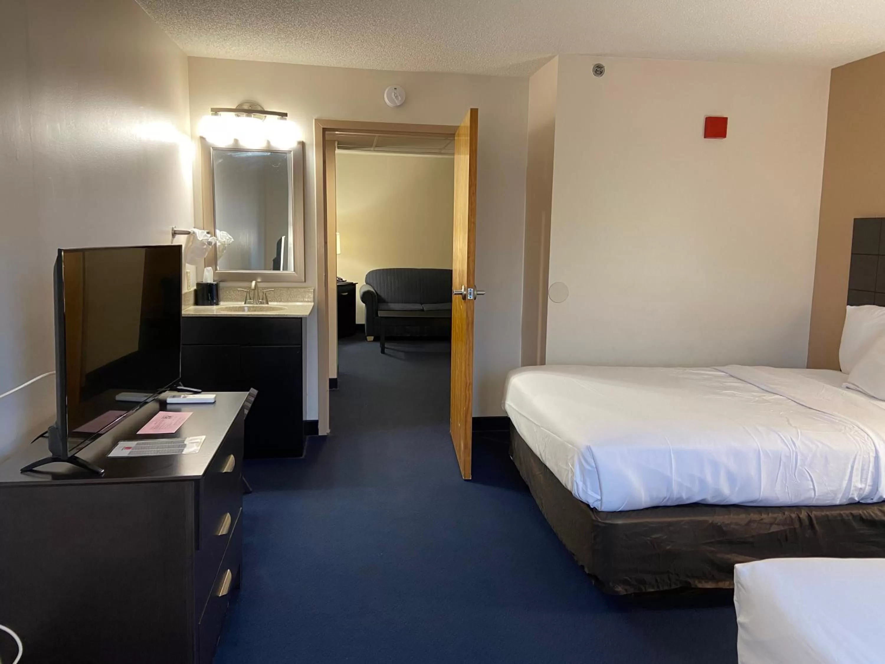 Bed in Econo Lodge Inn & Suites Rehoboth Beach