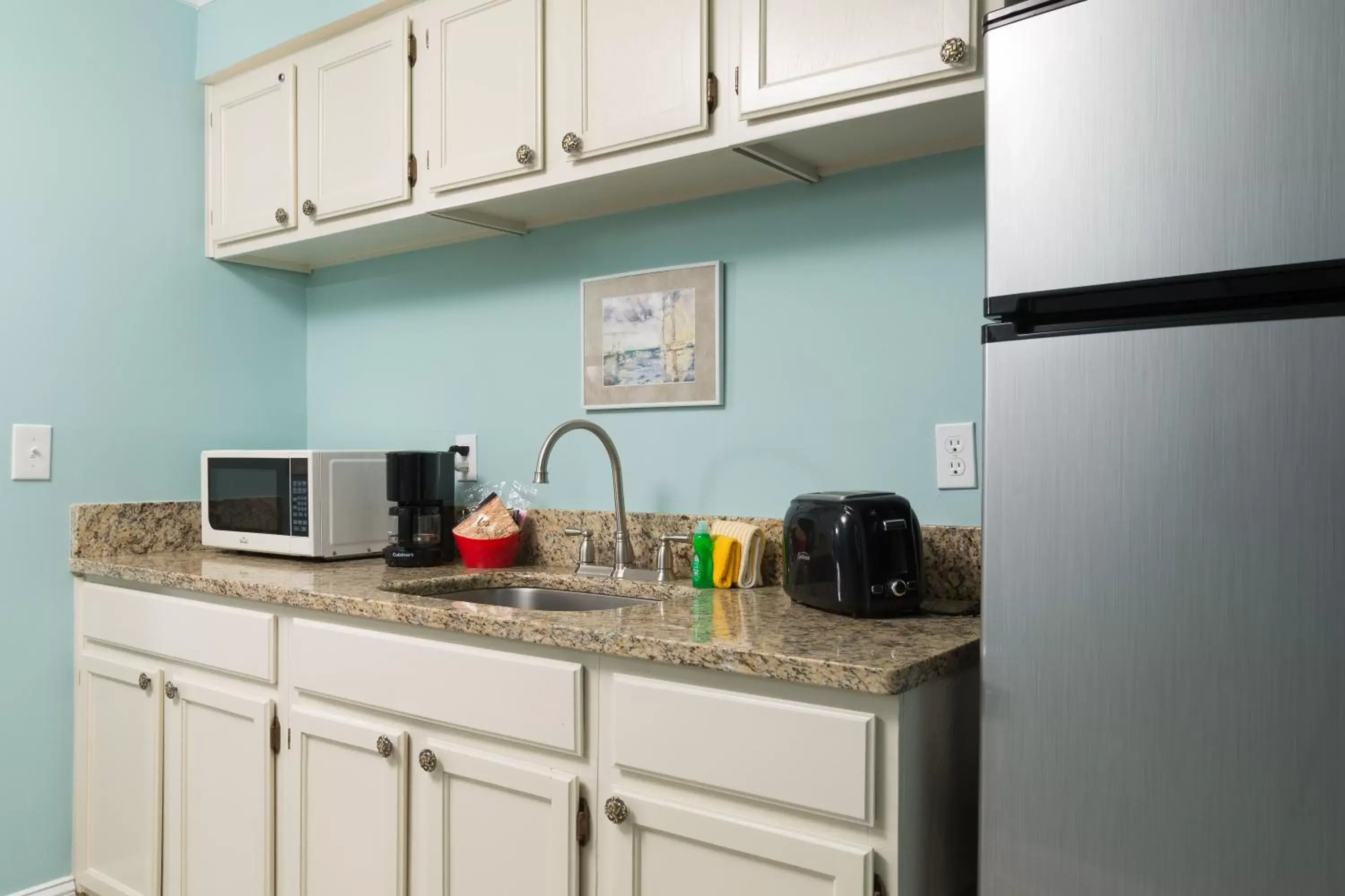 Coffee/tea facilities, Kitchen/Kitchenette in The Saint Augustine Beach House