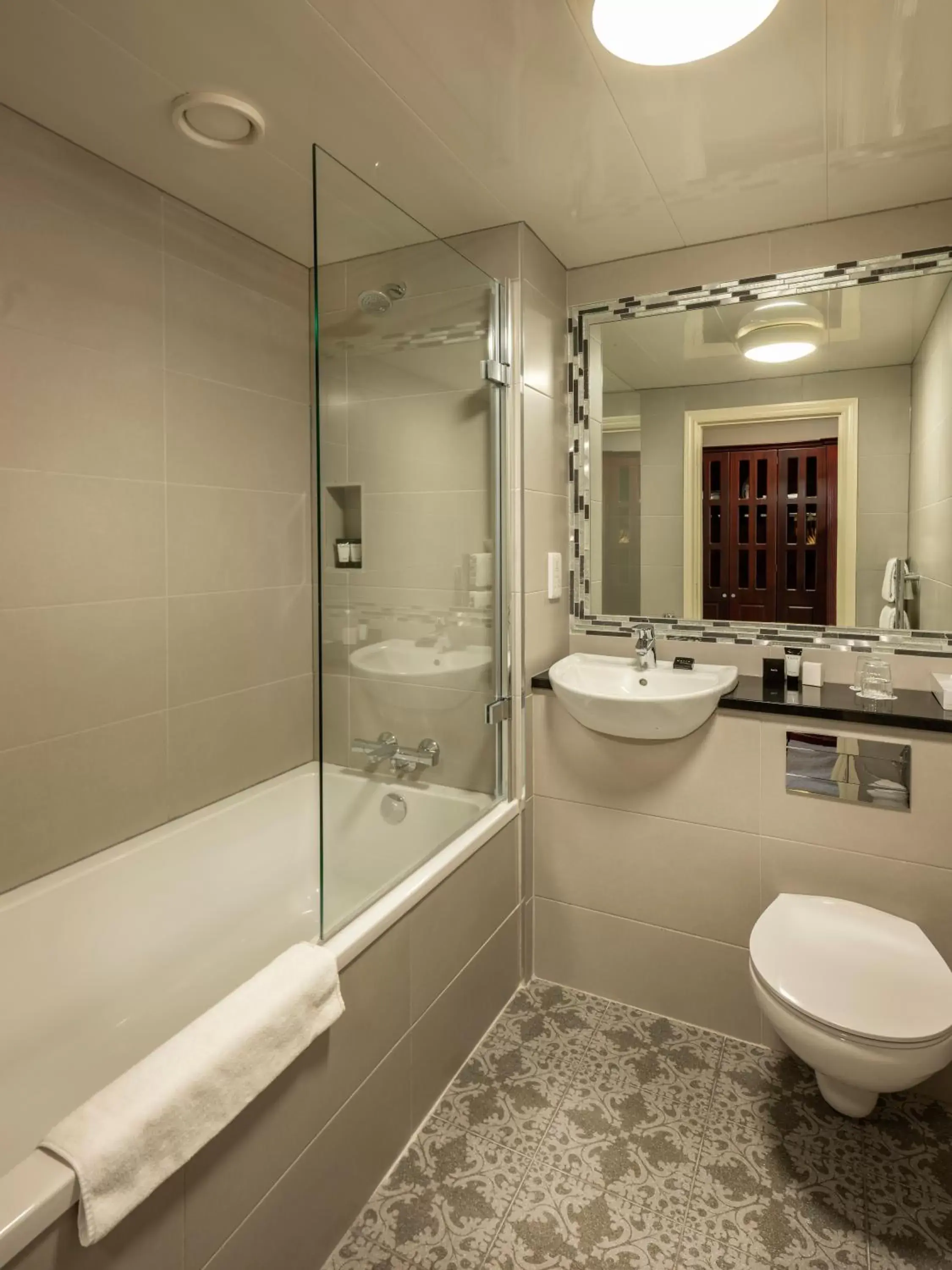 Bathroom in Treacys Oakwood Hotel