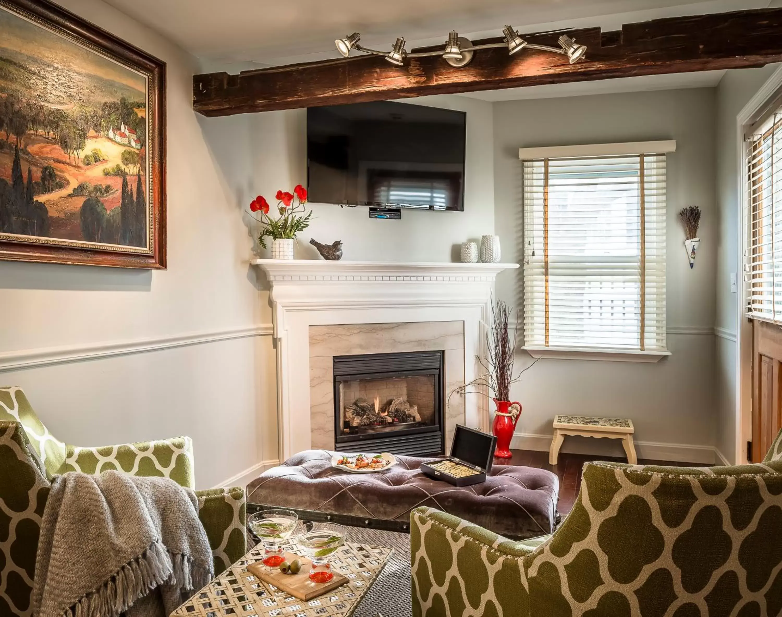 Living room, TV/Entertainment Center in Hartstone Inn & Hideaway