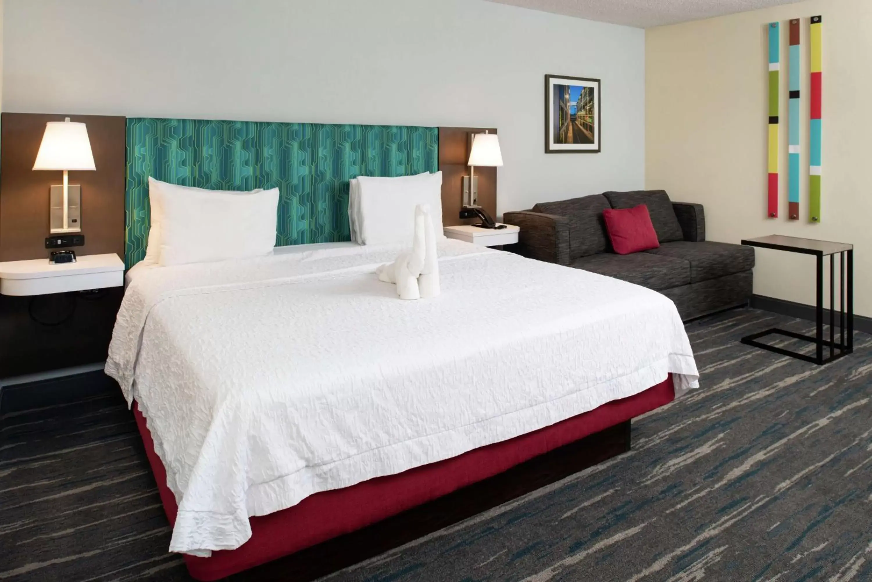 Living room, Bed in Hampton Inn Greensboro Airport