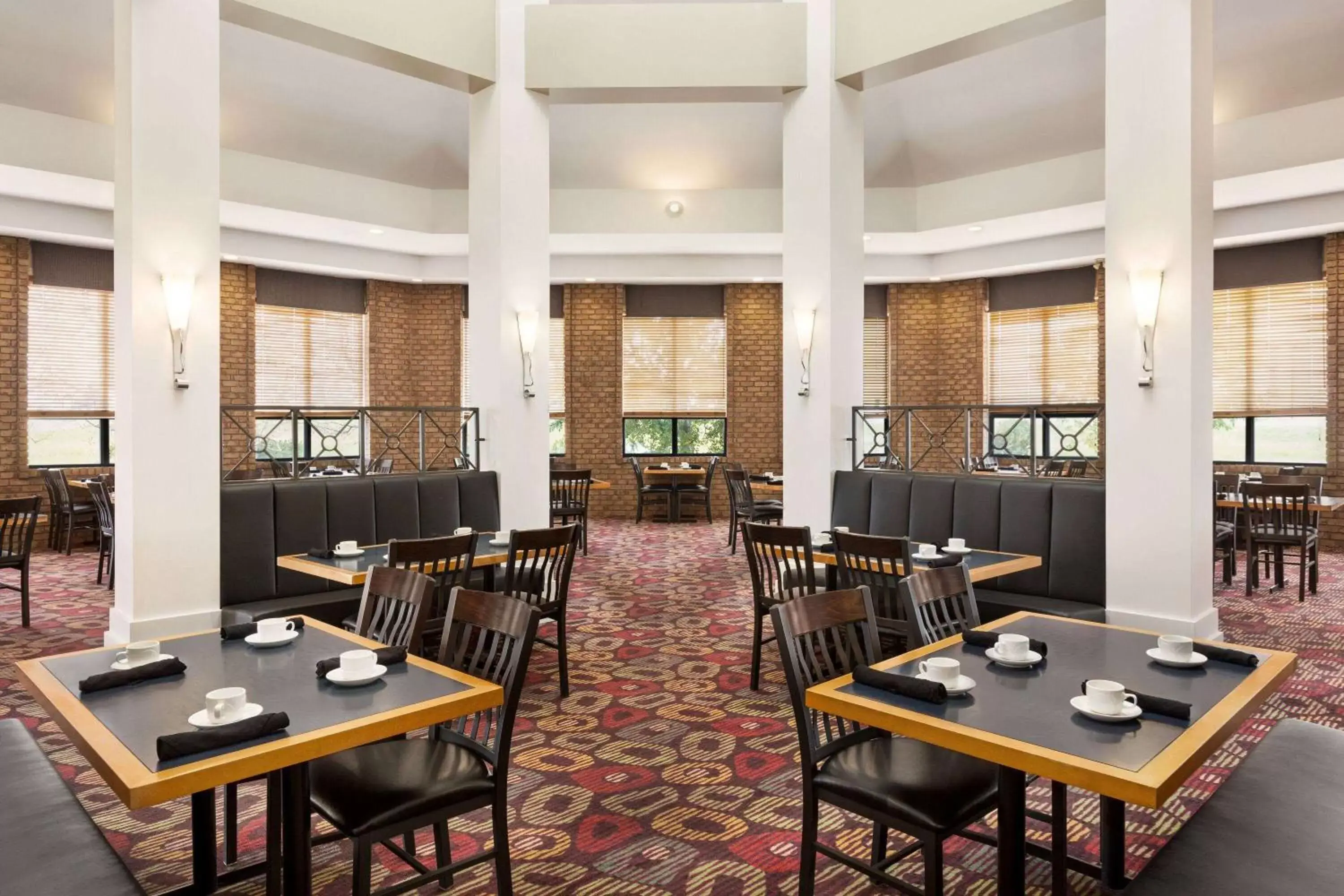 Lounge or bar, Restaurant/Places to Eat in Royal Hotel Edmonton Airport Trademark Collection By Wyndham