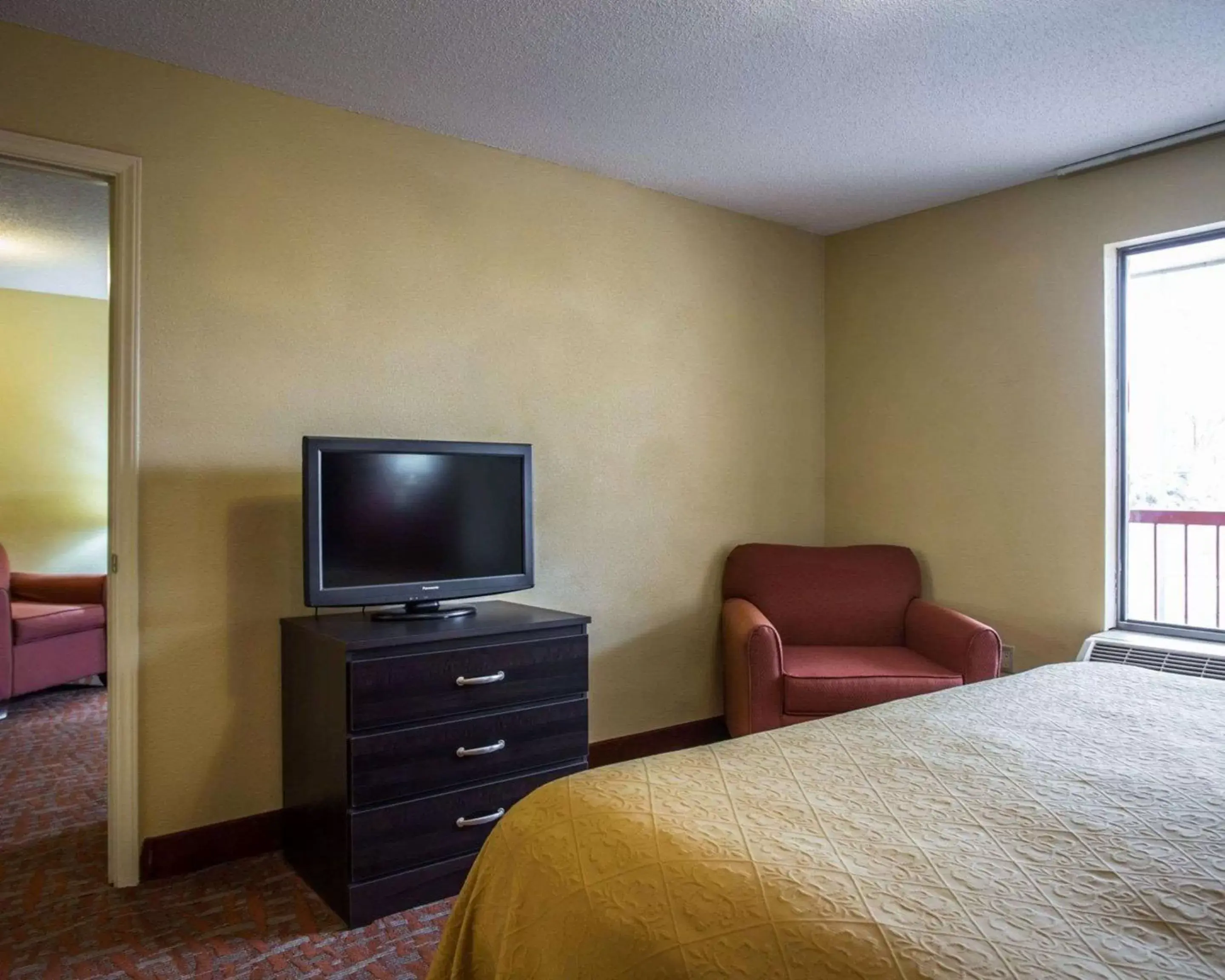 Photo of the whole room, Bed in Quality Inn & Suites Monroe