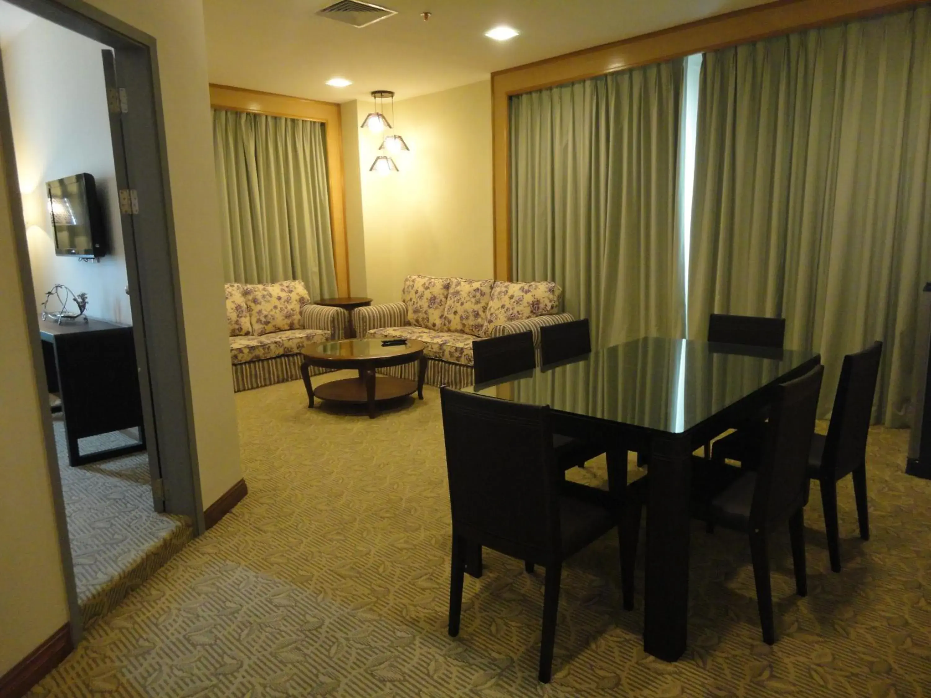 Dining area, Seating Area in The Pavilion Hotel