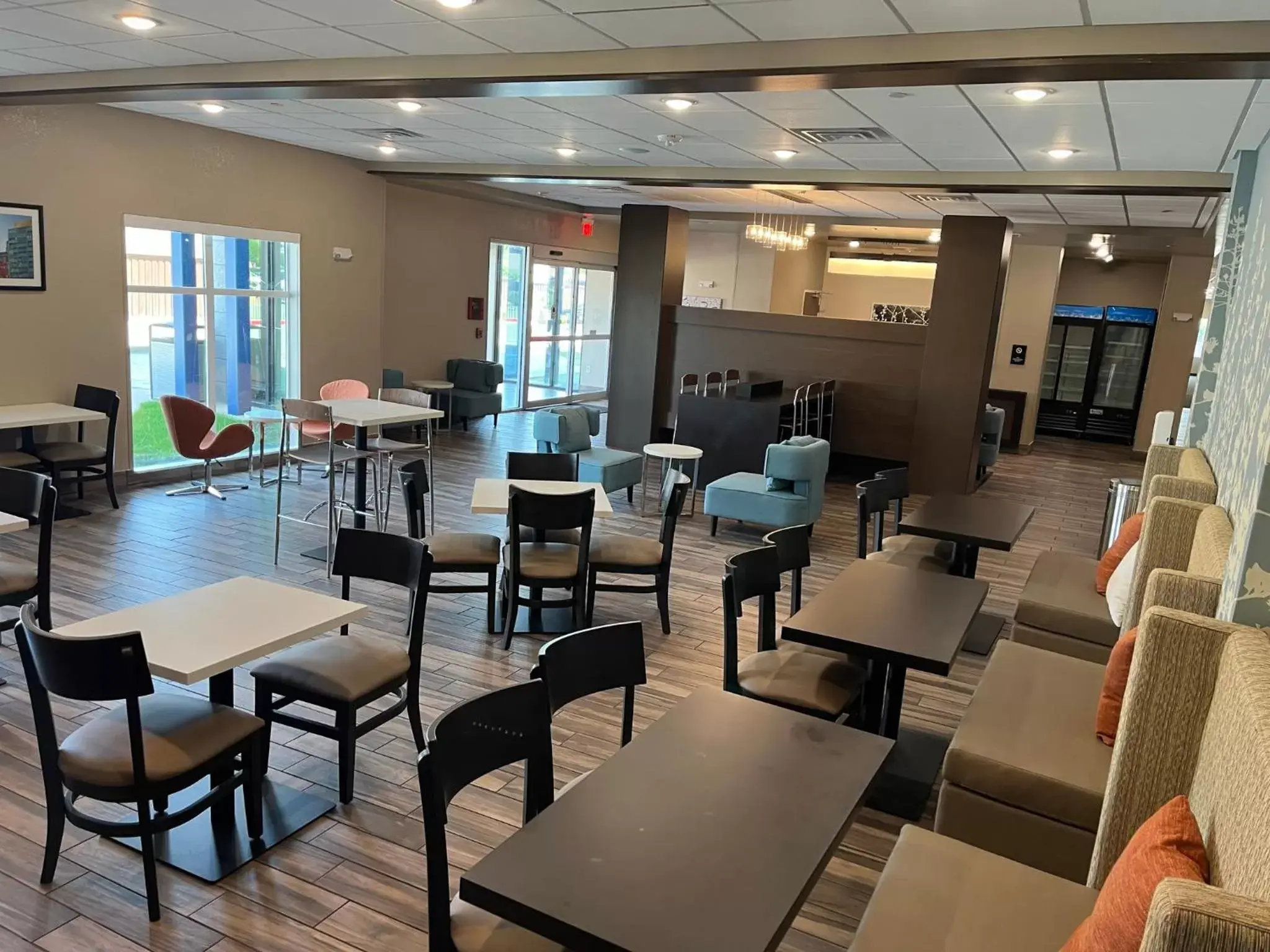 Seating area, Lounge/Bar in MainStay Suites Dallas Northwest - Irving