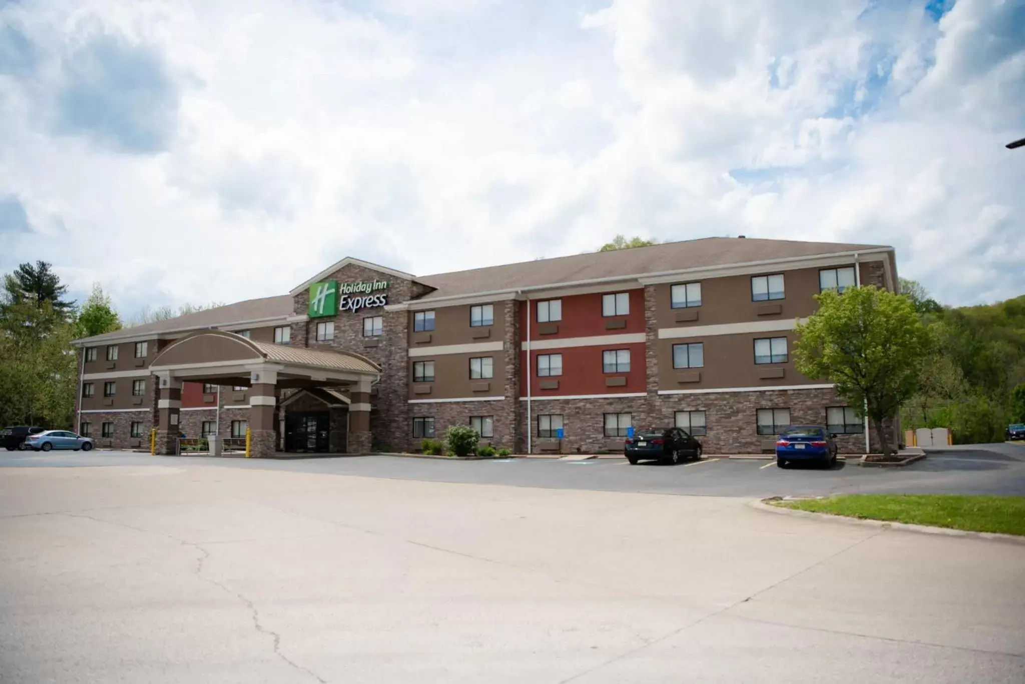 Property Building in Holiday Inn Express Winfield, an IHG Hotel