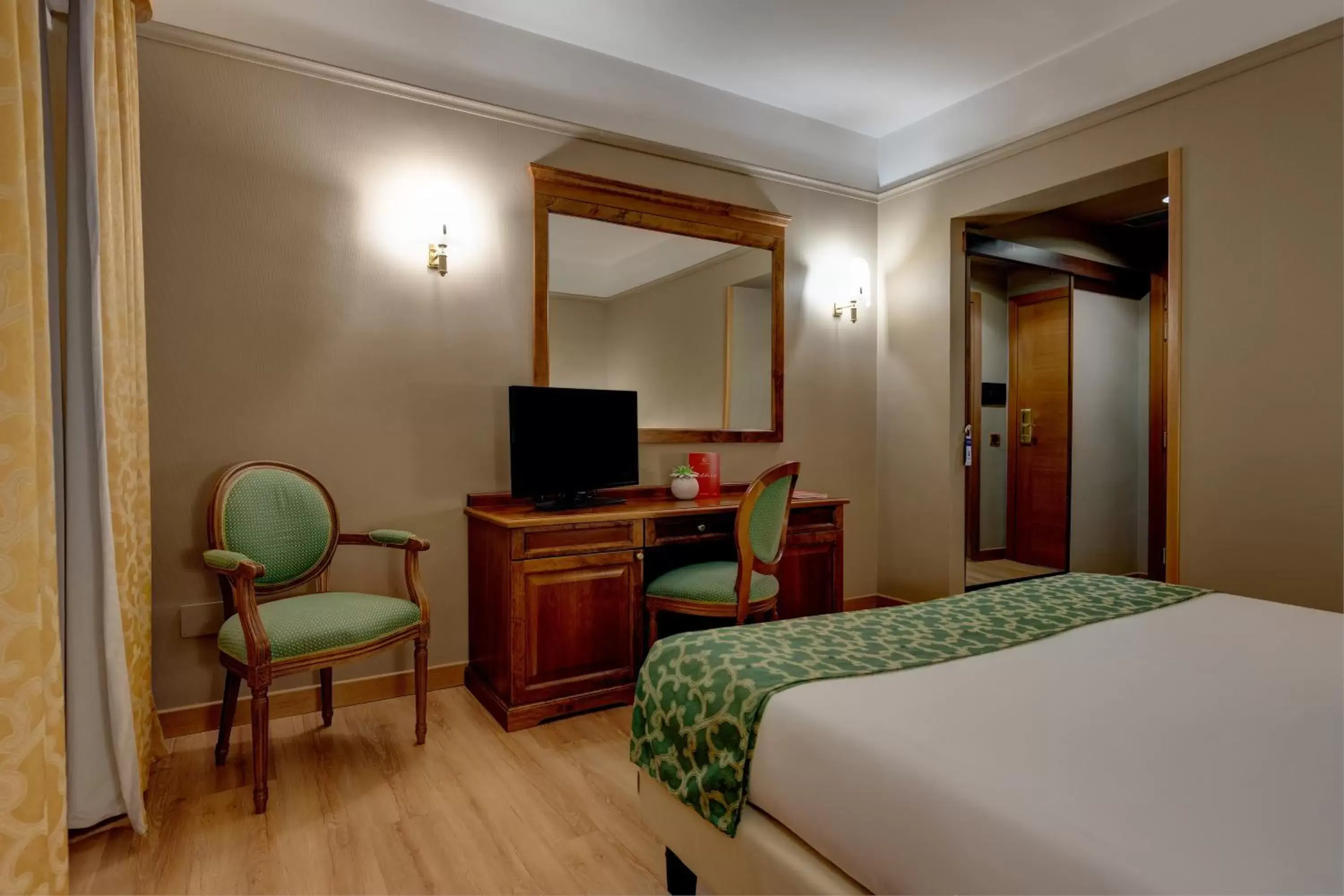 Photo of the whole room, TV/Entertainment Center in iH Hotels Roma Cicerone