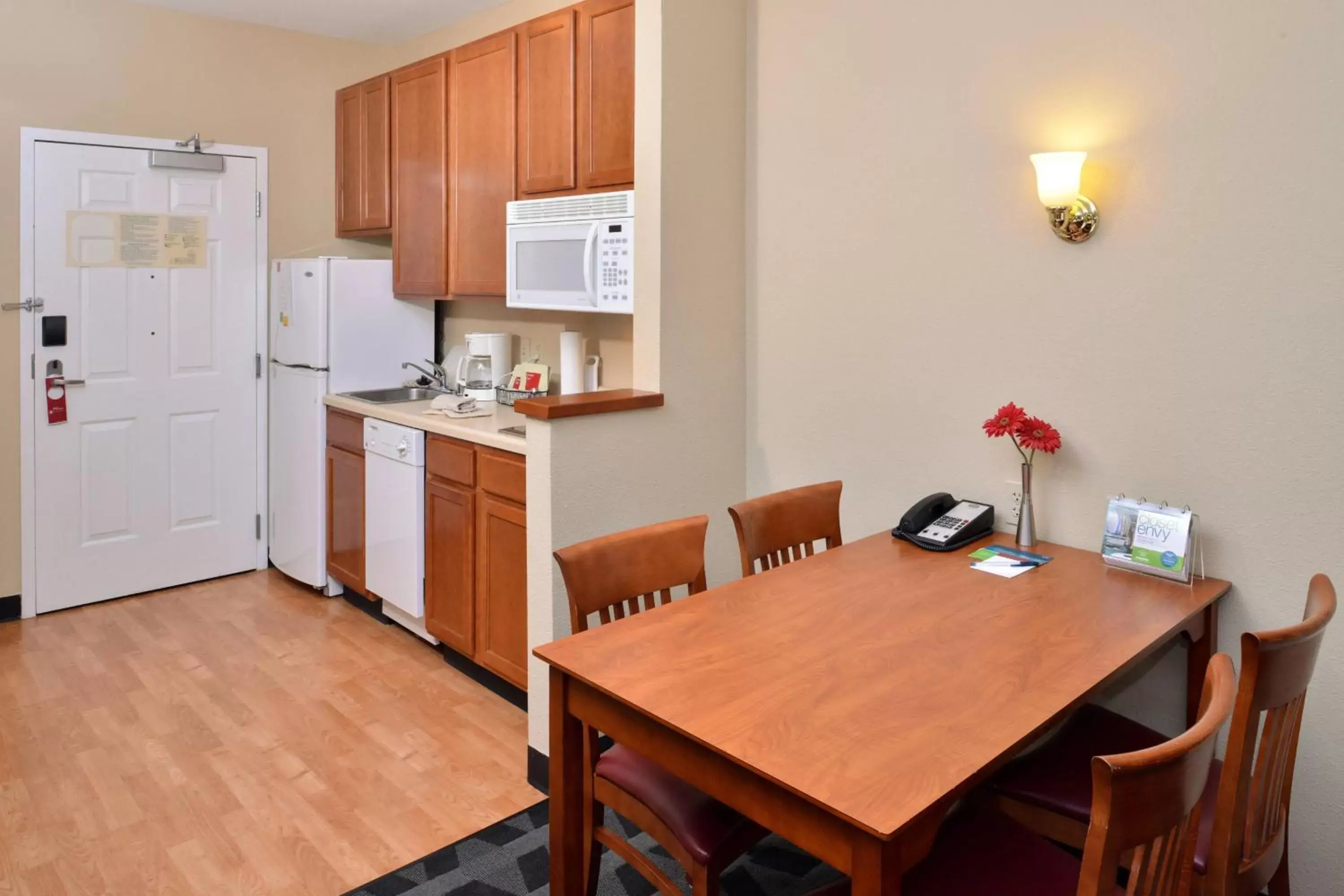 Bedroom, Kitchen/Kitchenette in TownePlace Suites Sacramento Cal Expo