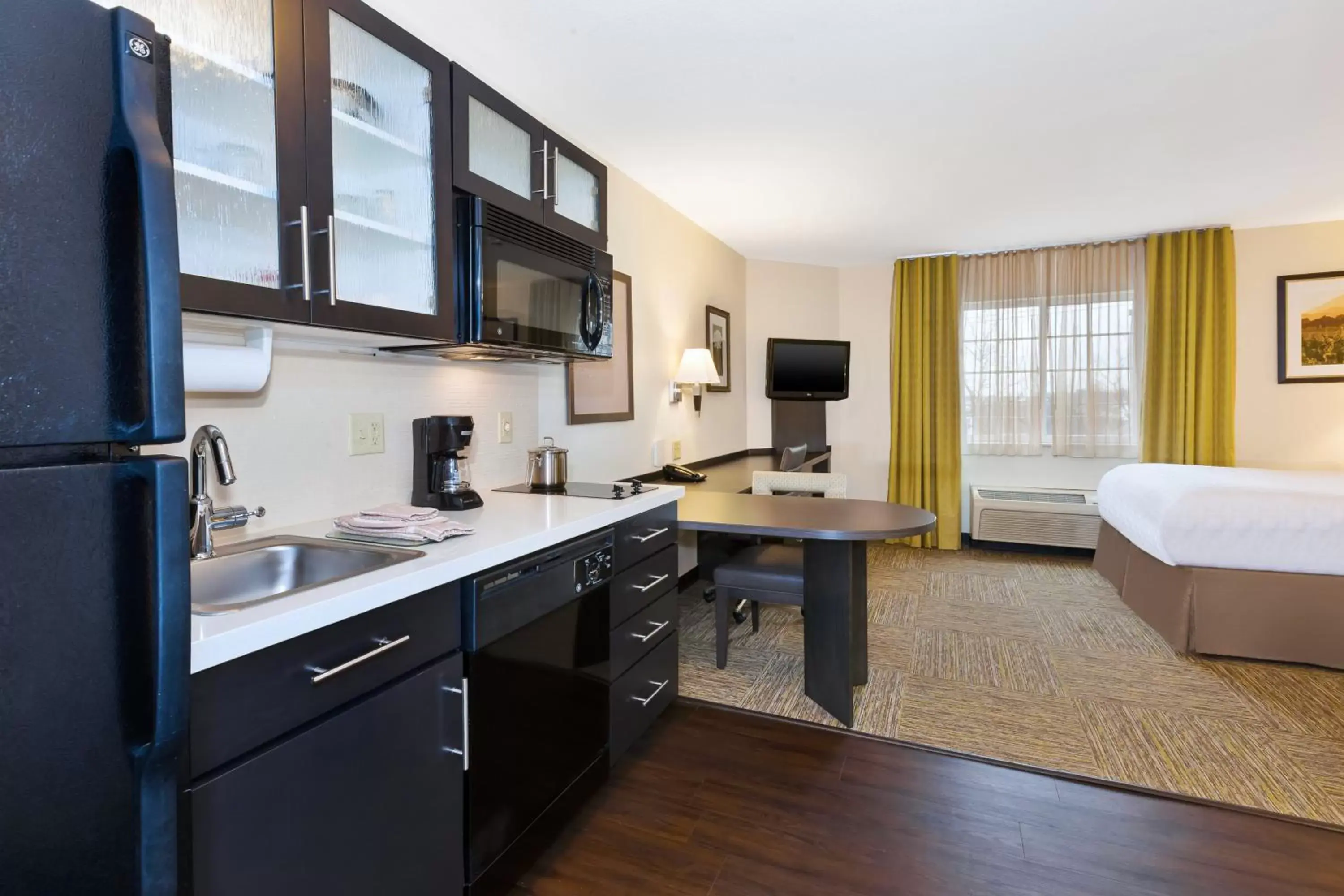 Bedroom, Kitchen/Kitchenette in Candlewood Suites Polaris, an IHG Hotel