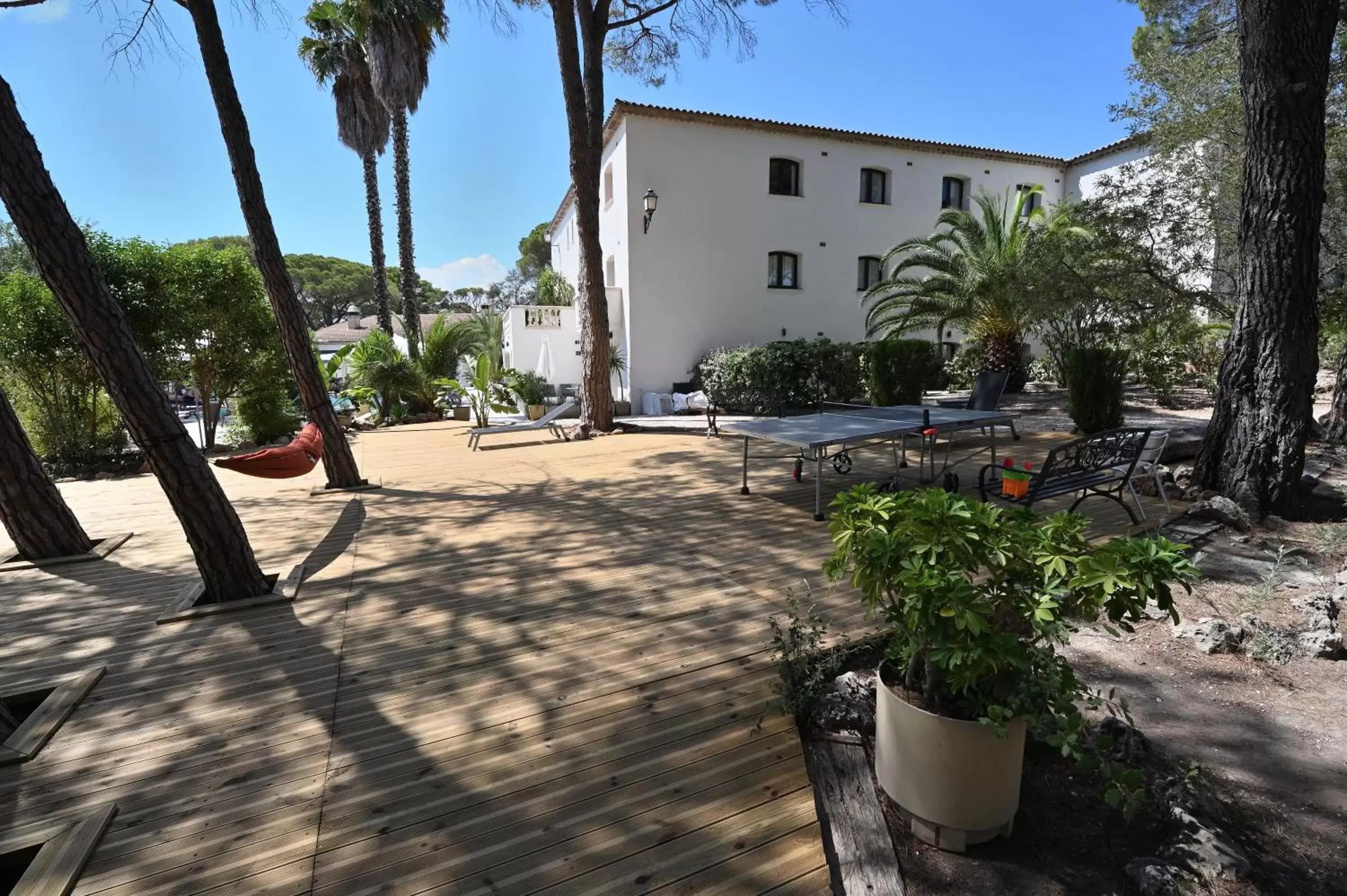 Garden, Property Building in Le Confidentiel Hôtel & SPA