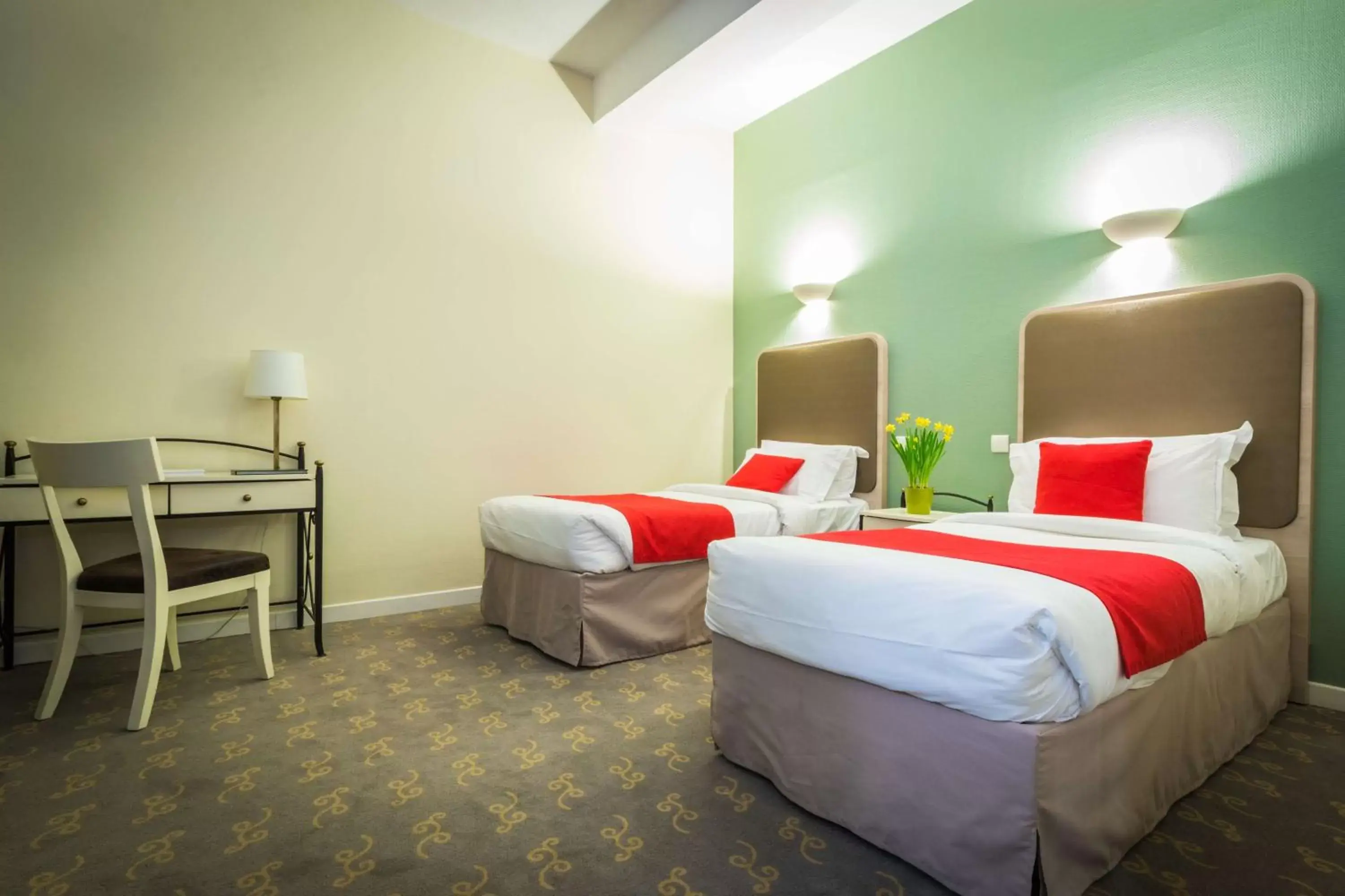 Photo of the whole room, Bed in Best Western Hôtel de France Photo of the whole room, Bed in Best Western Hôtel de France