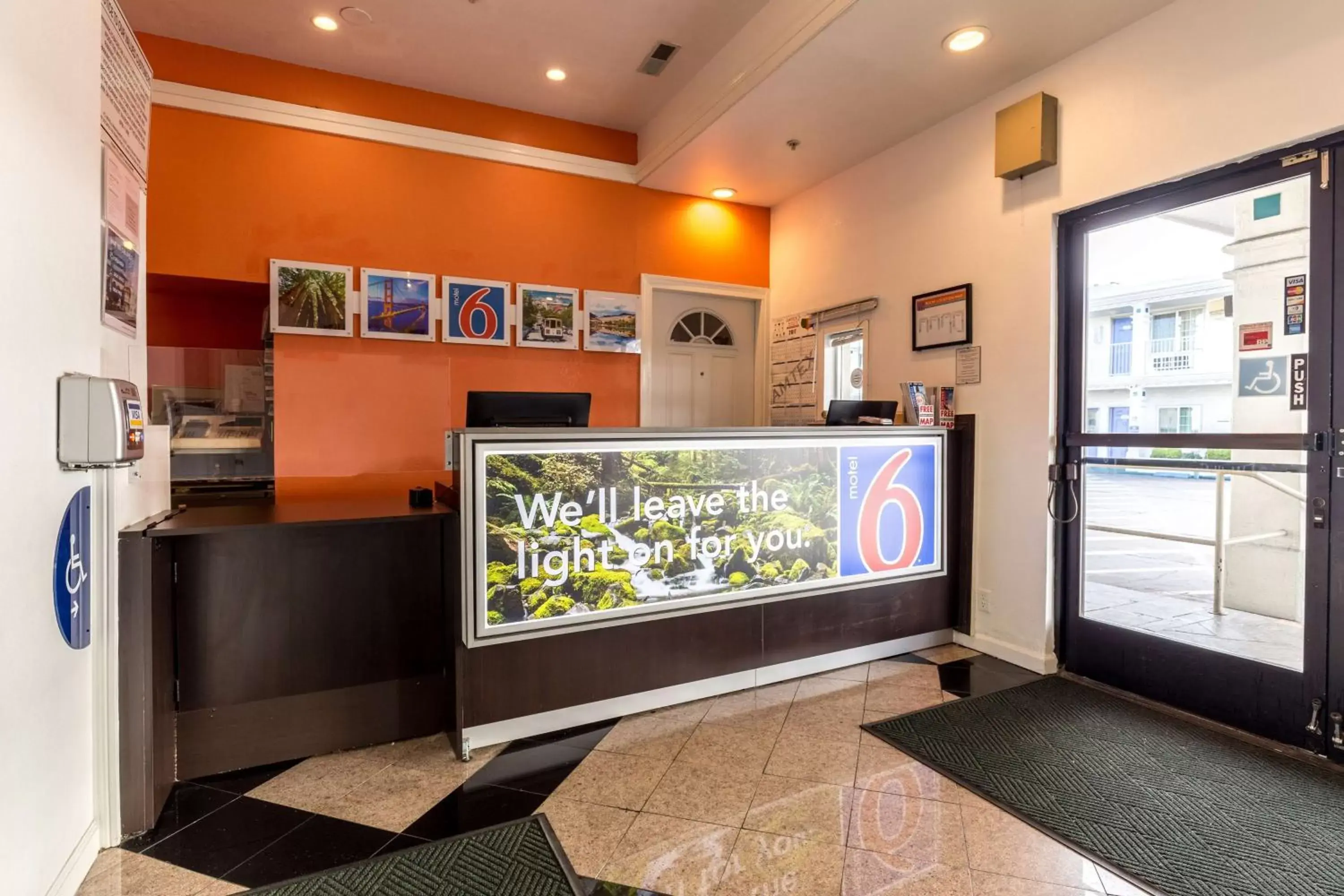 Lobby or reception in Motel 6 San Rafael