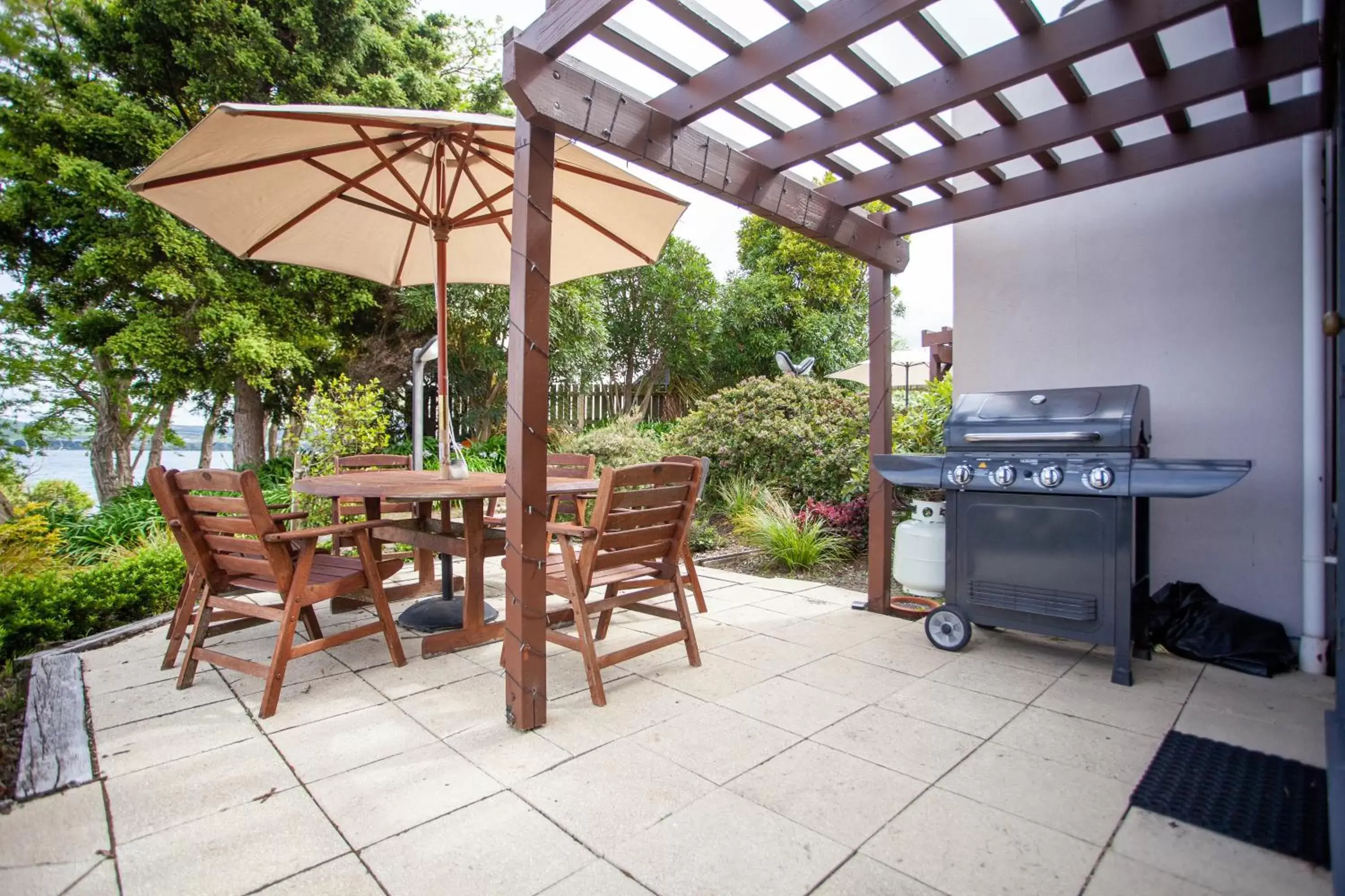 Patio, BBQ Facilities in Cascades Lakefront Motel