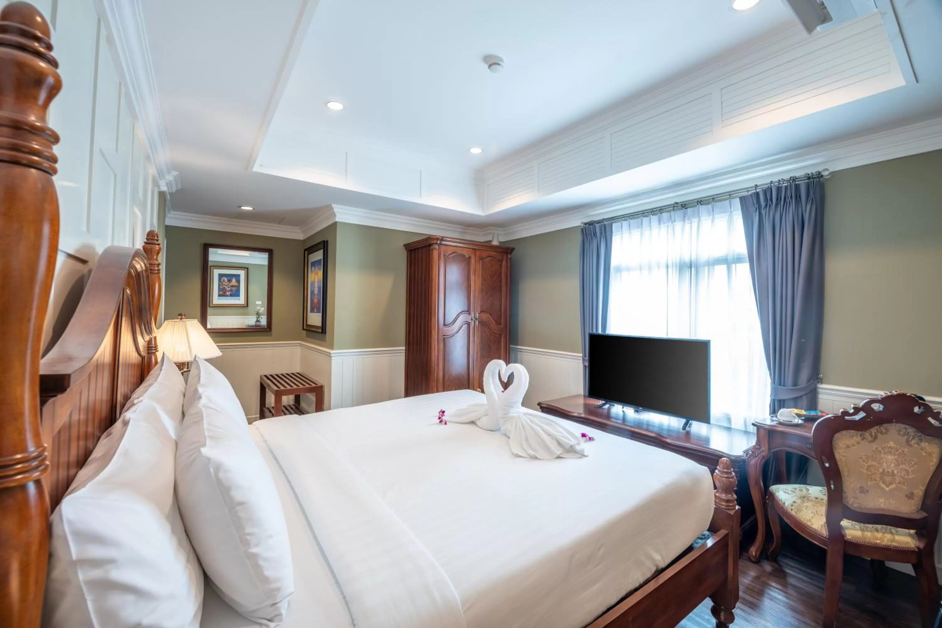 Bed in The Orchid House 153