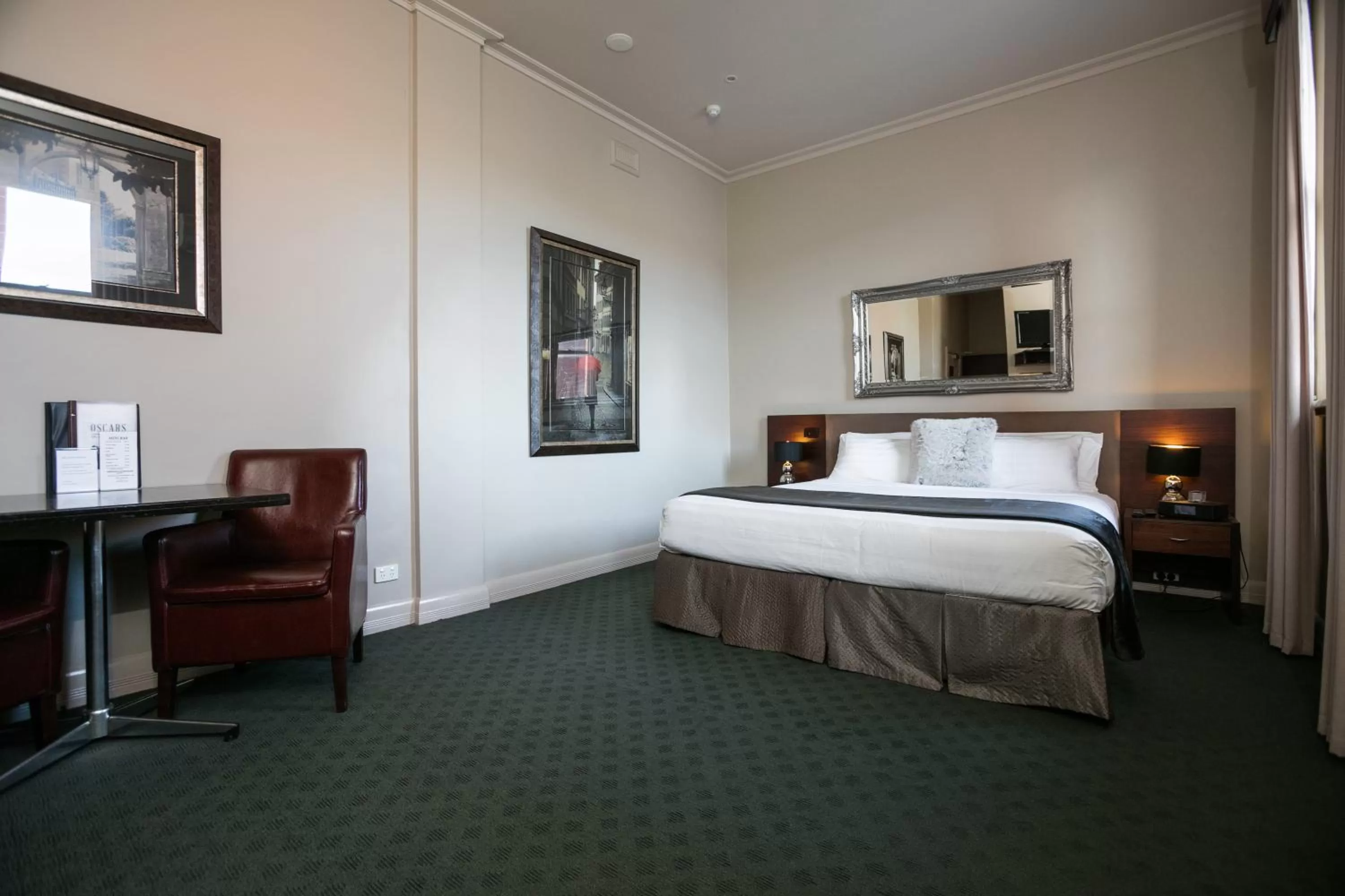 Bedroom, Bed in Oscars Hotel and Cafe Bar