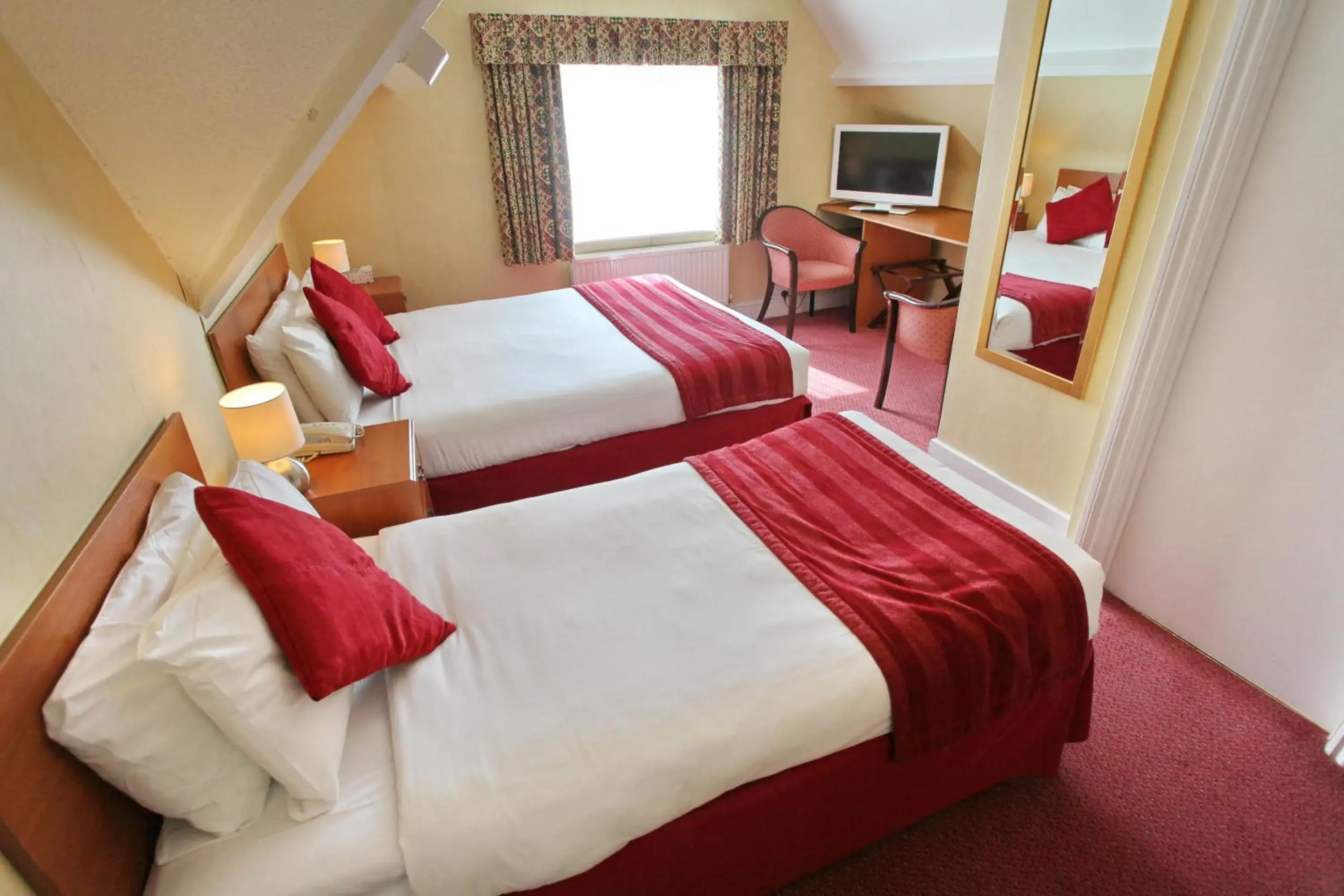 Photo of the whole room, Bed in Dial House Hotel