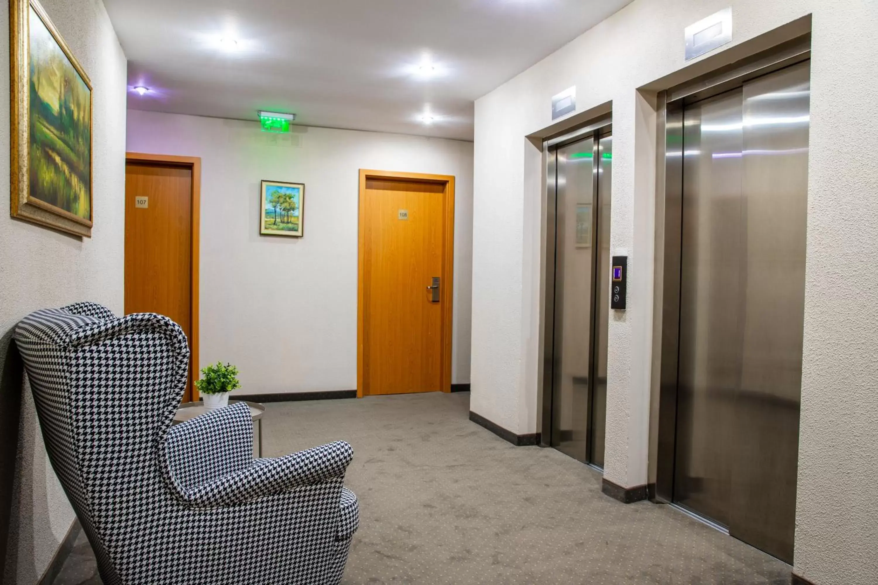 elevator, Seating Area in Hotel Carpathia