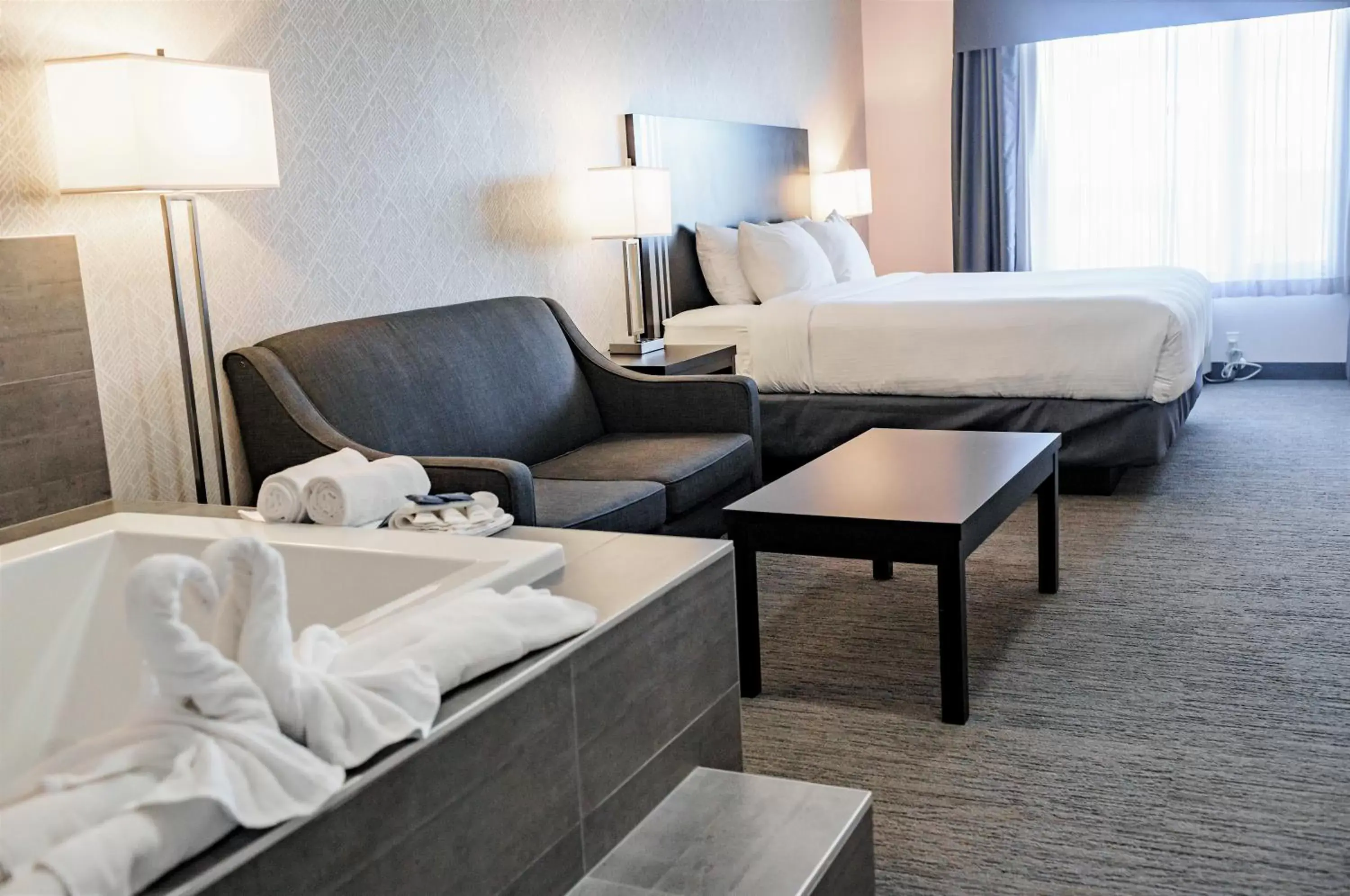 Photo of the whole room, Bed in Park Inn by Radisson Leduc AB