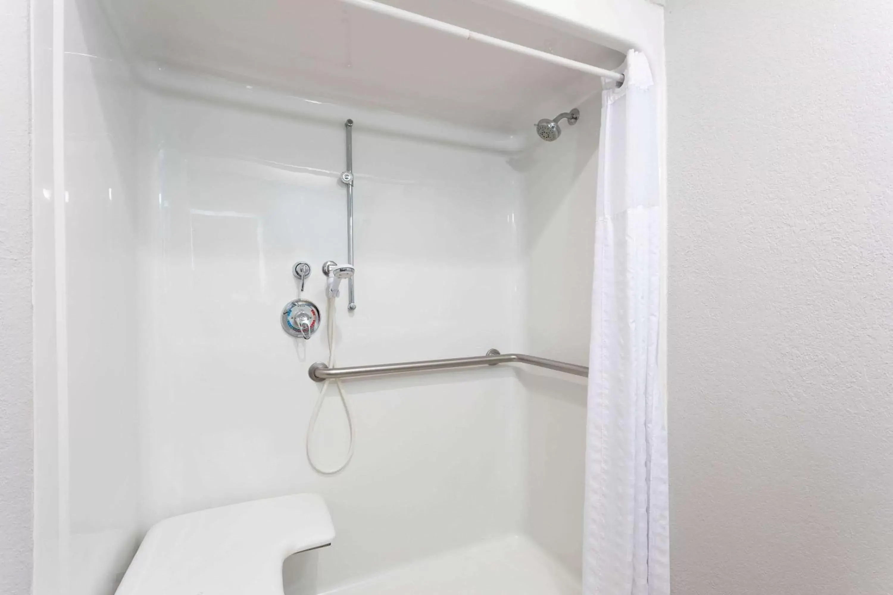 Shower, Bathroom in La Quinta by Wyndham Tampa Central