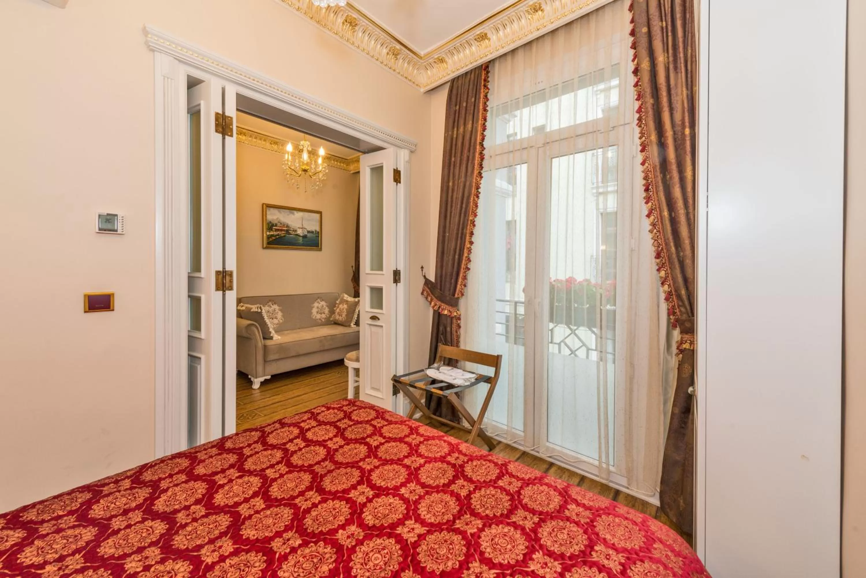 Living room, Bed in IQ Hotel