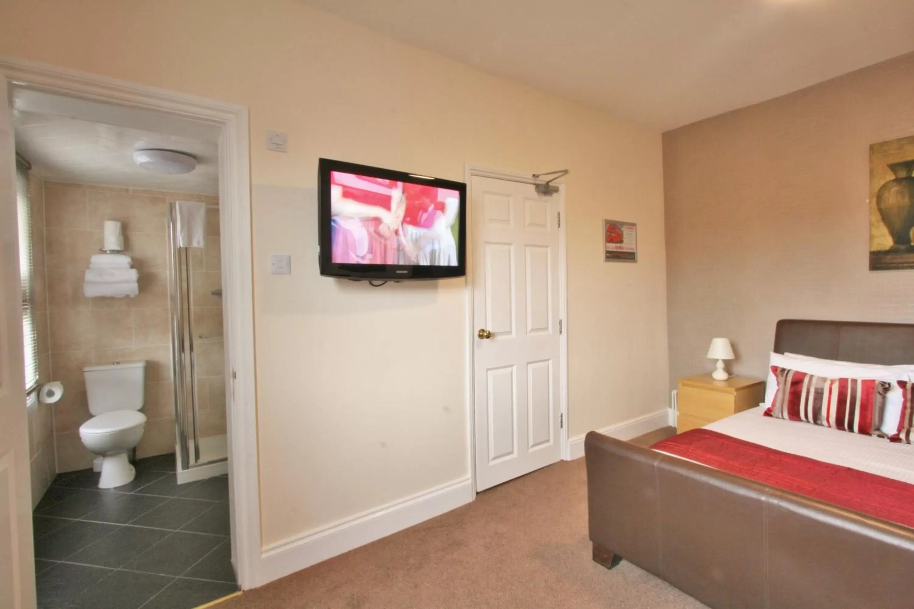 Bed, TV/Entertainment Center in Central Hotel Cheltenham by Roomsbooked