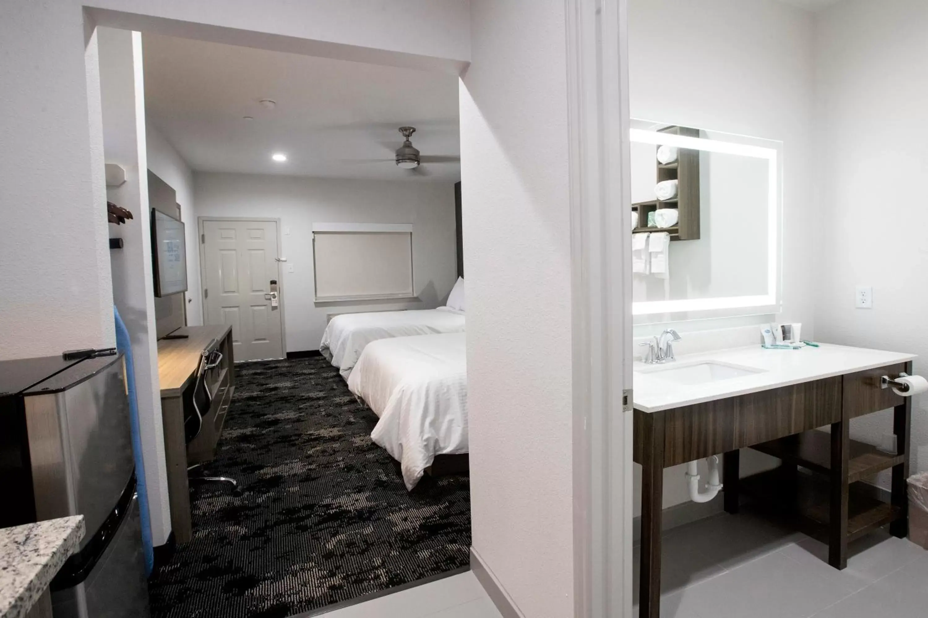 Kitchen or kitchenette, Bathroom in House Hotel