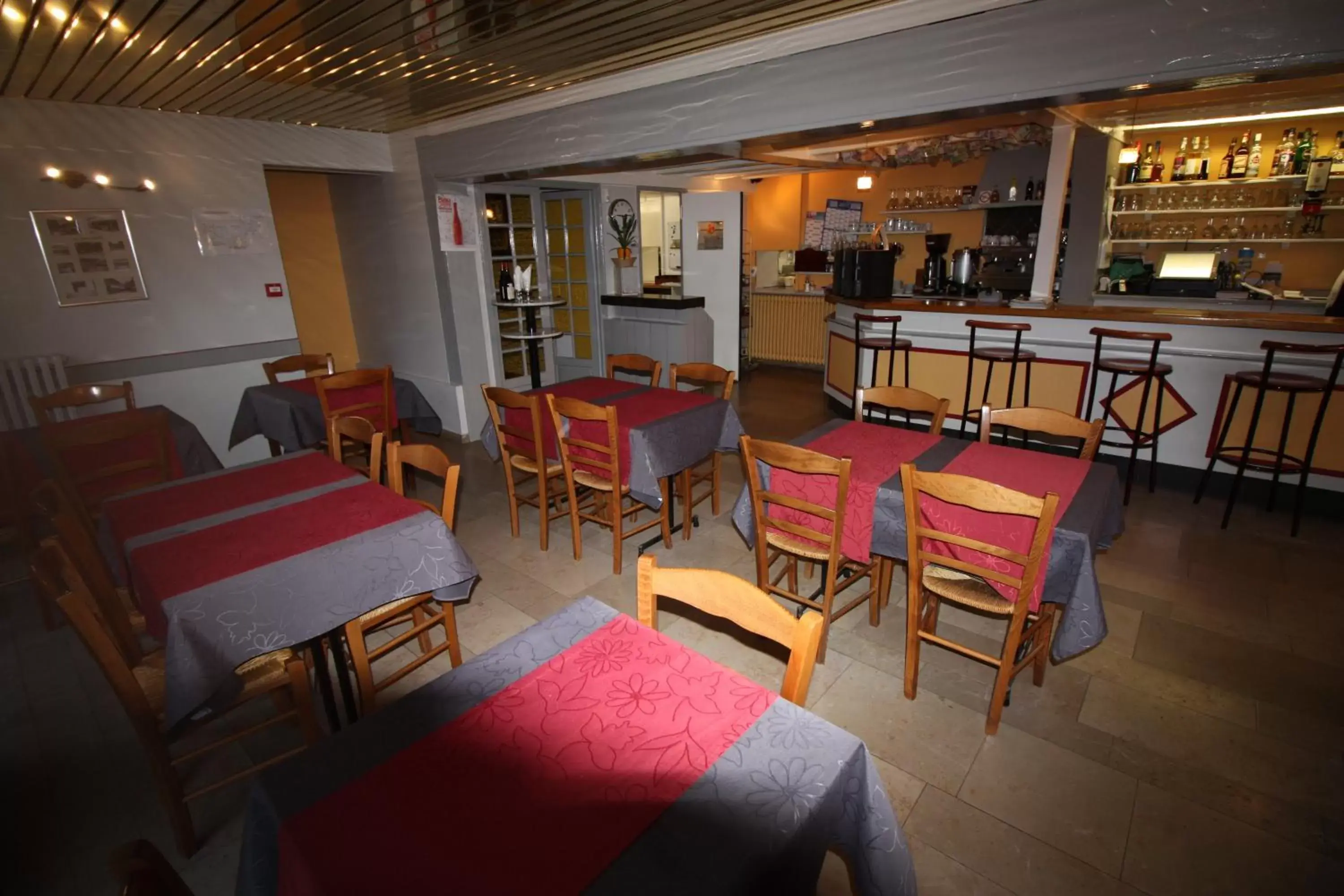 Lounge or bar, Restaurant/Places to Eat in Hotel Les Deux Sapins