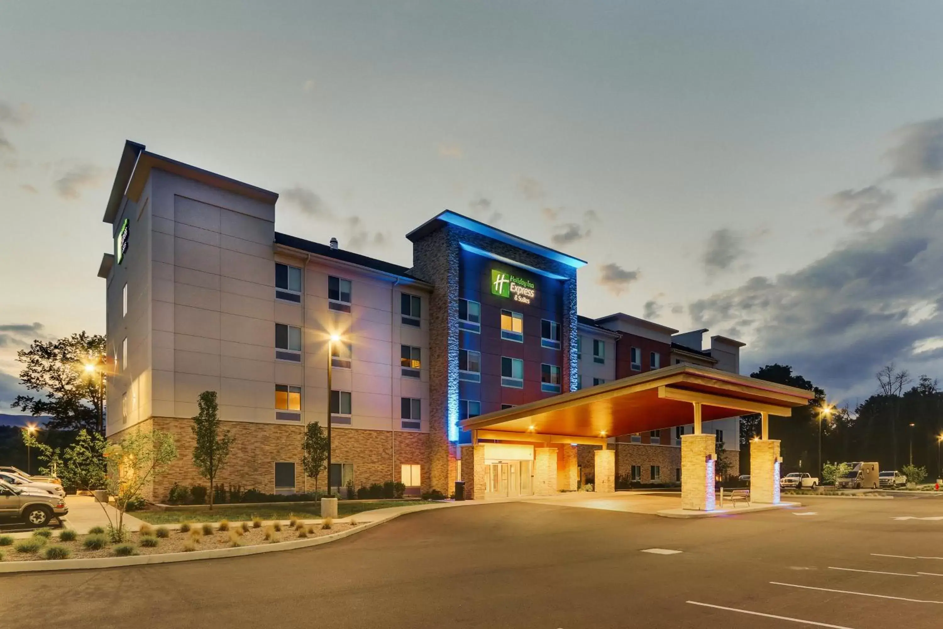 Property Building in Holiday Inn Express & Suites - Saugerties - Hudson Valley, an IHG Hotel