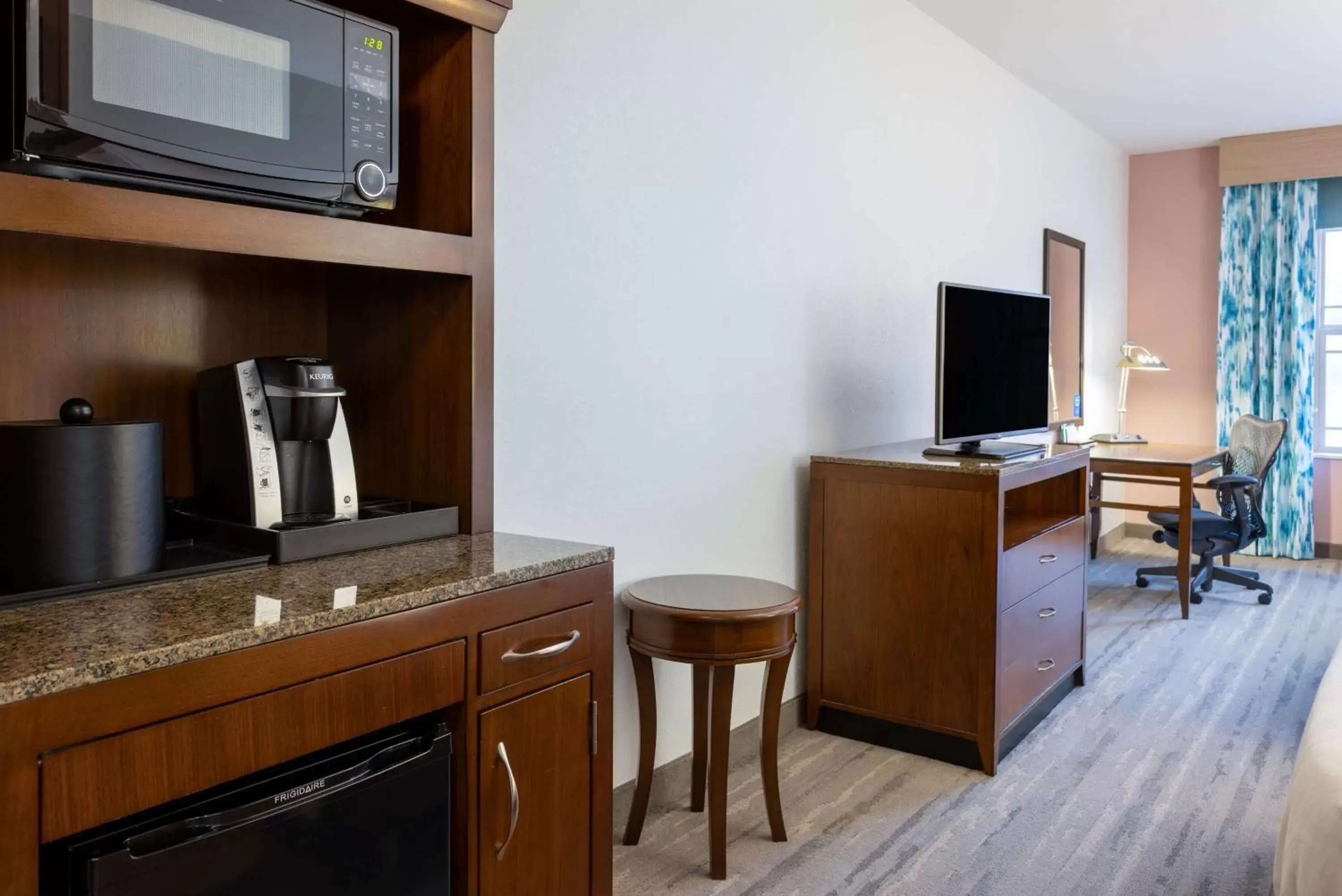 Bedroom, TV/Entertainment Center in Hilton Garden Inn Roanoke