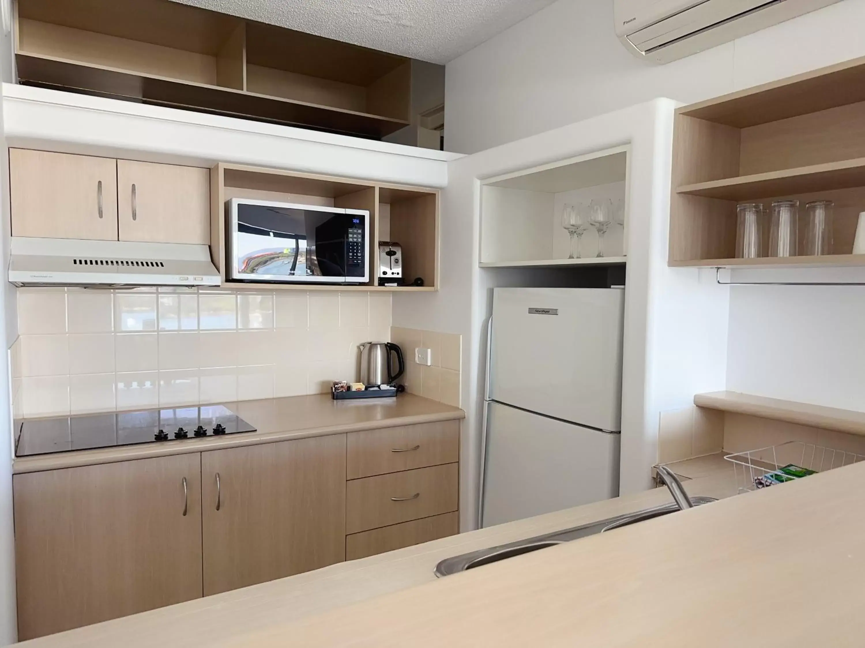 Kitchen/Kitchenette in Tiki Hotel Apartments Surfers Paradise