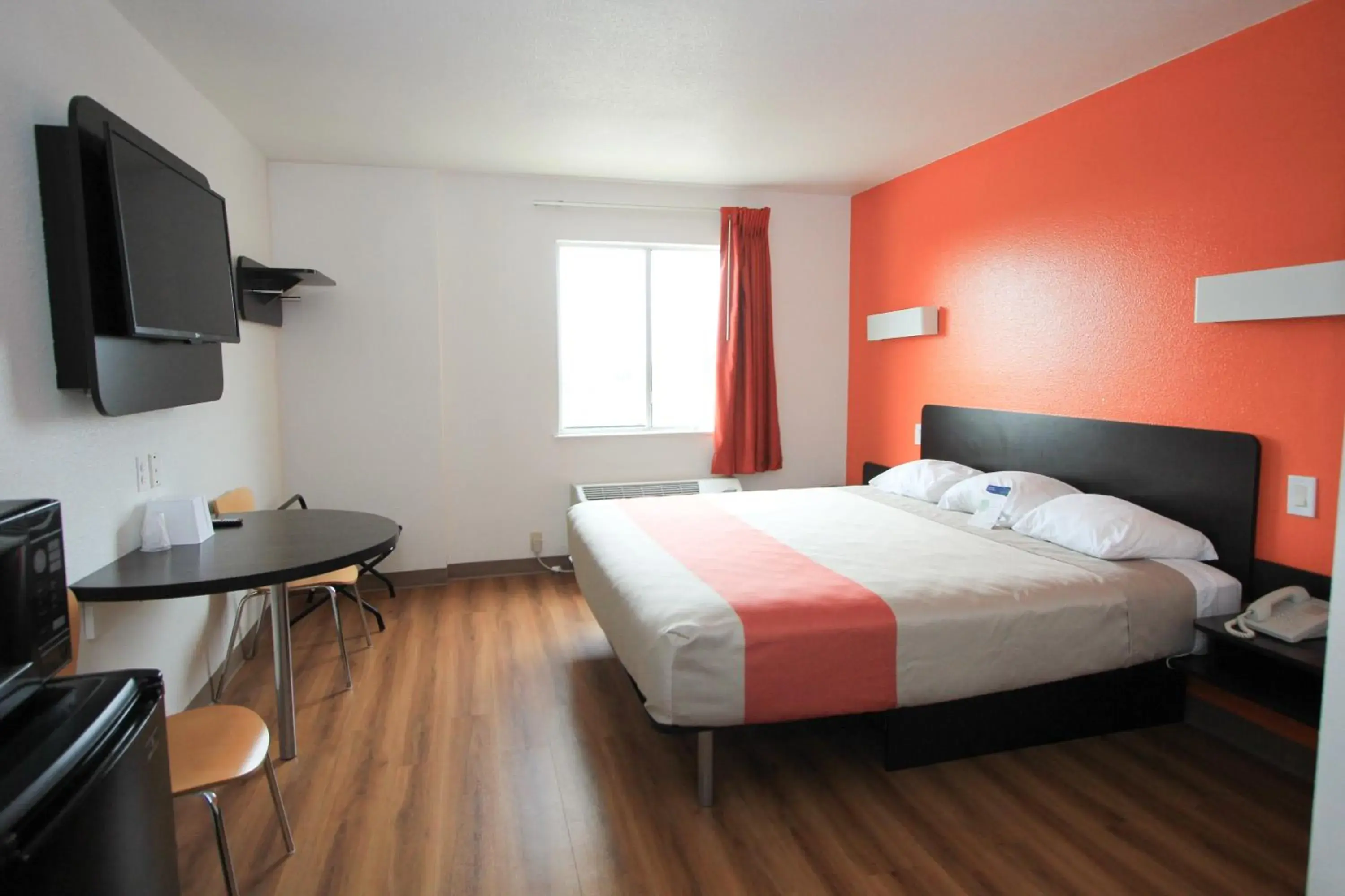 Bedroom, TV/Entertainment Center in Motel 6 San Antonio, TX - Downtown - Alamo Dome