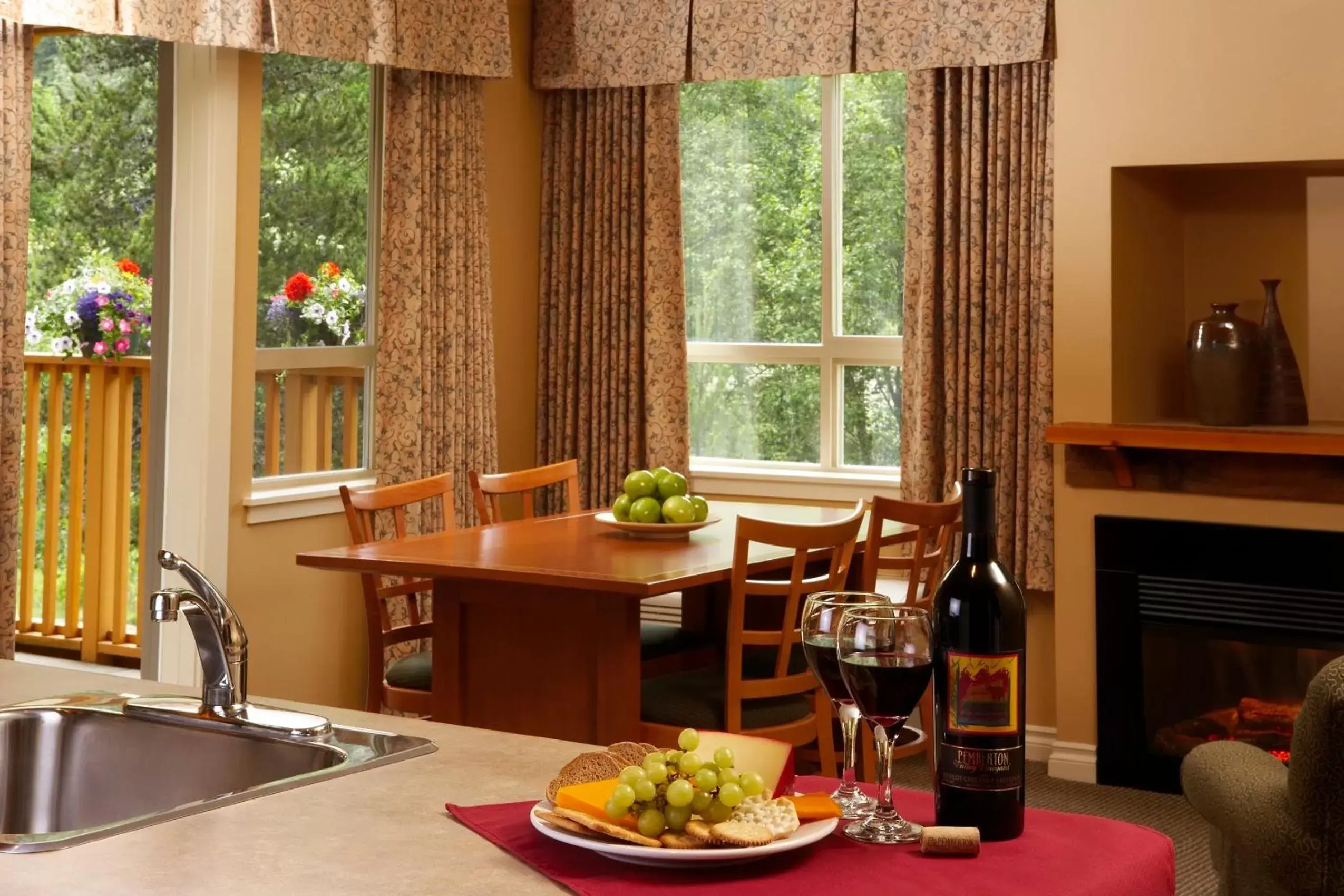 Dining area, Kitchen/Kitchenette in Pemberton Valley Lodge