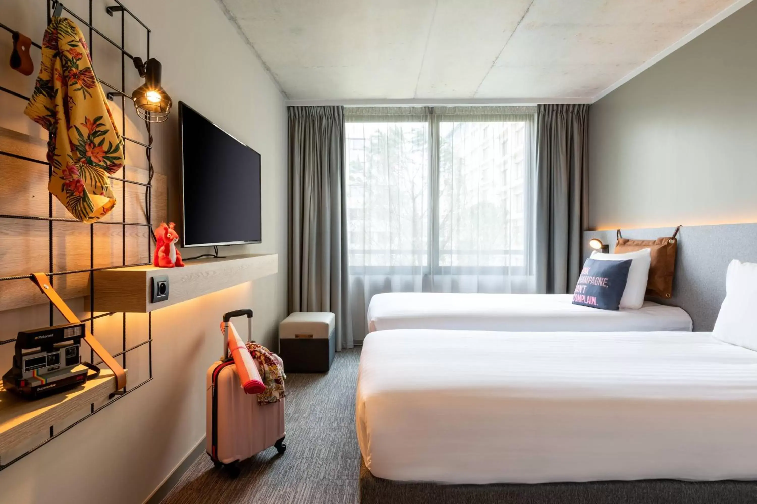 Photo of the whole room, Bed in Moxy Bordeaux