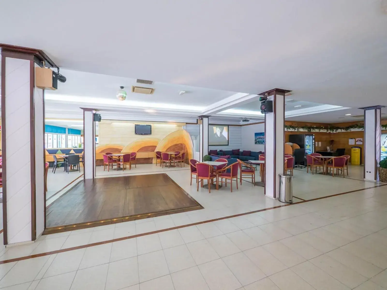 Communal lounge/ TV room in Hotel Golden Sand