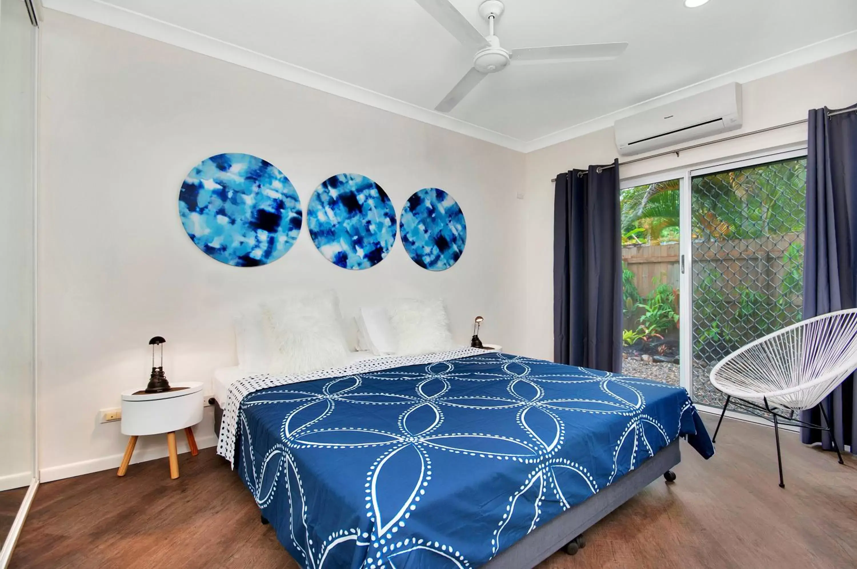 Photo of the whole room, Bed in The Villas Palm Cove