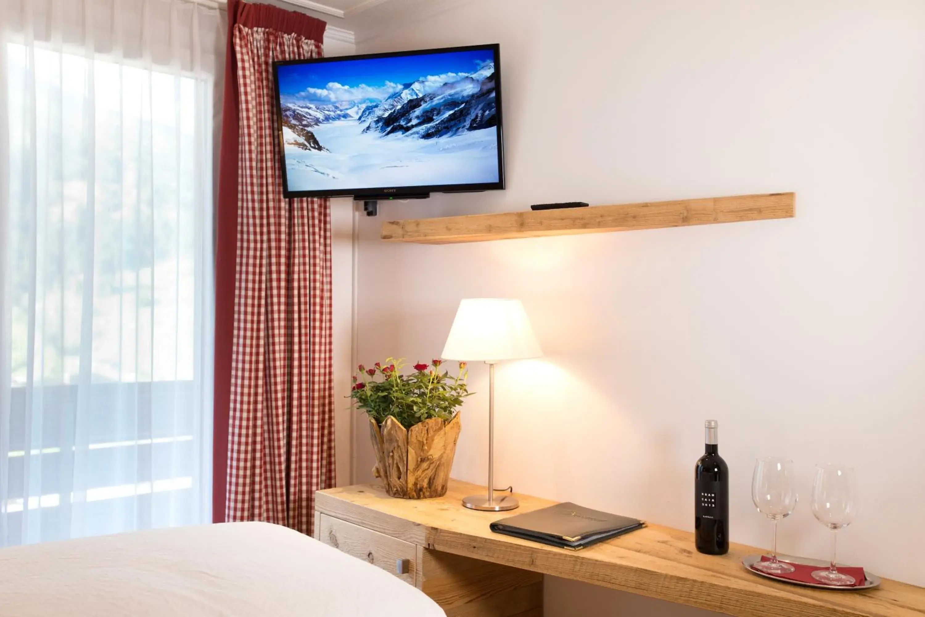 Photo of the whole room, TV/Entertainment Center in Hotel Bernerhof Grindelwald
