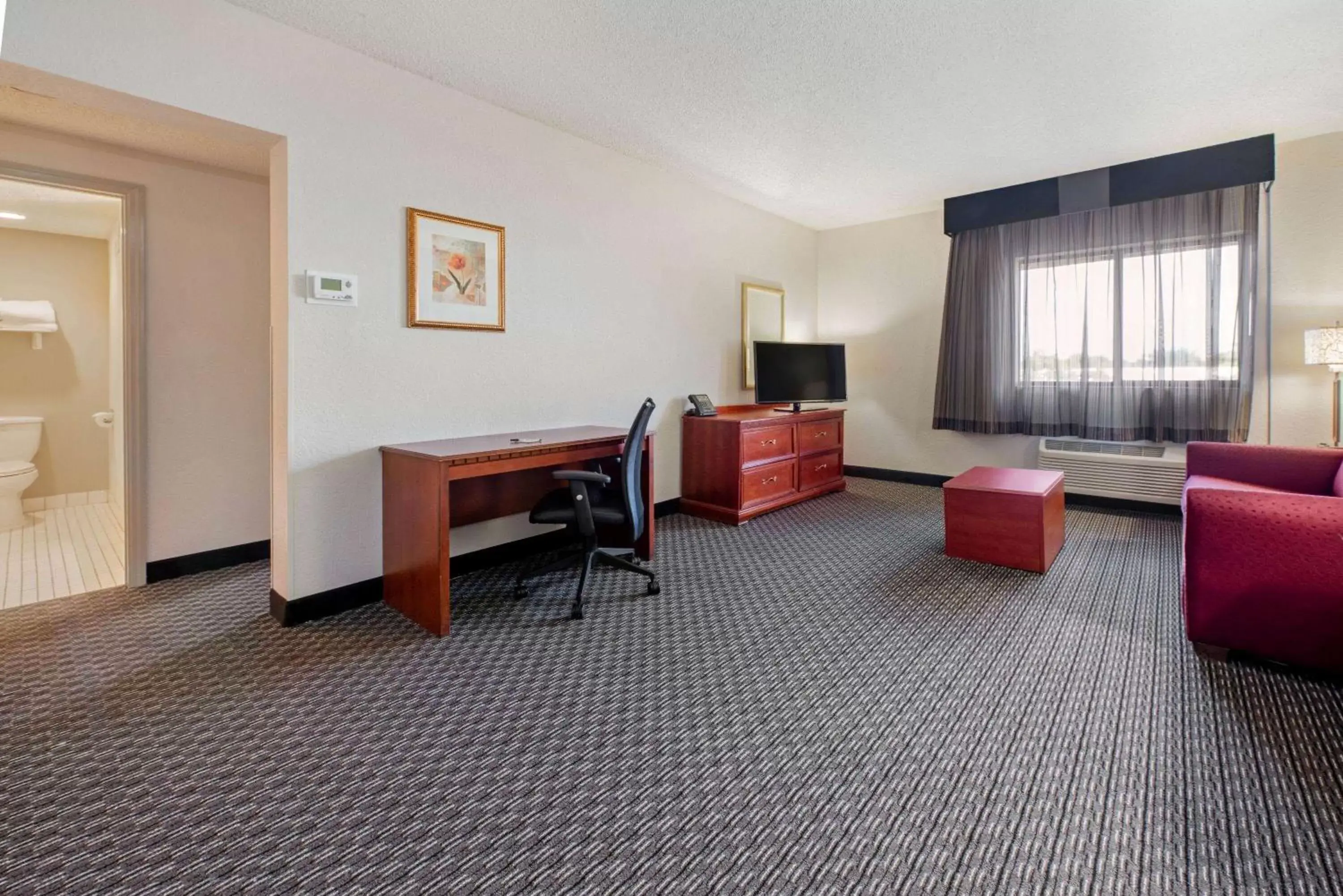 Photo of the whole room, Seating Area in La Quinta Inn by Wyndham Ft. Lauderdale Tamarac East