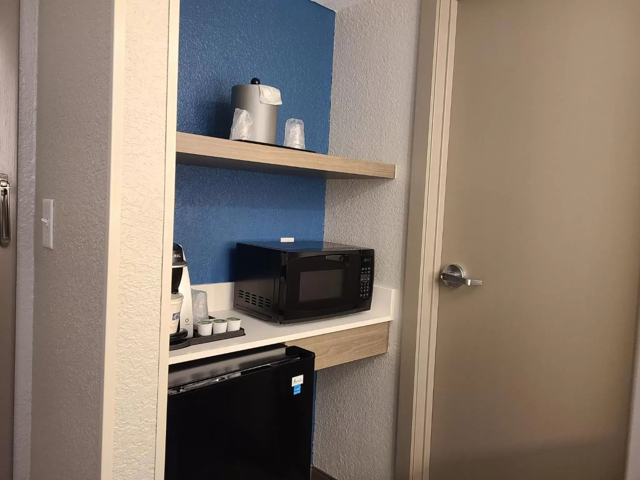 Photo of the whole room, Kitchen/Kitchenette in Holiday Inn Express Fort Lauderdale North - Executive Airport, an IHG Hotel