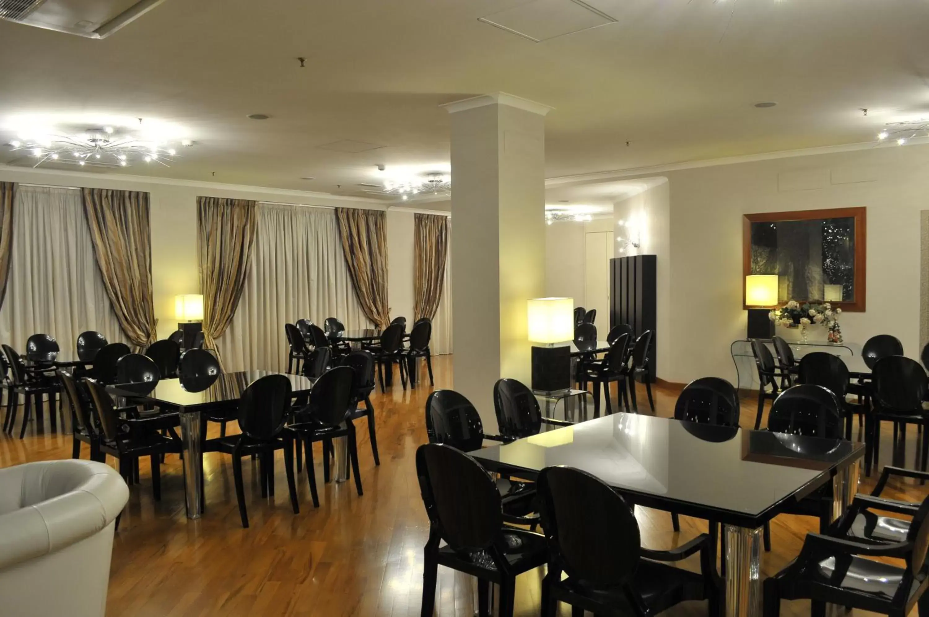 Communal lounge/ TV room, Restaurant/Places to Eat in Hotel Villa Traiano