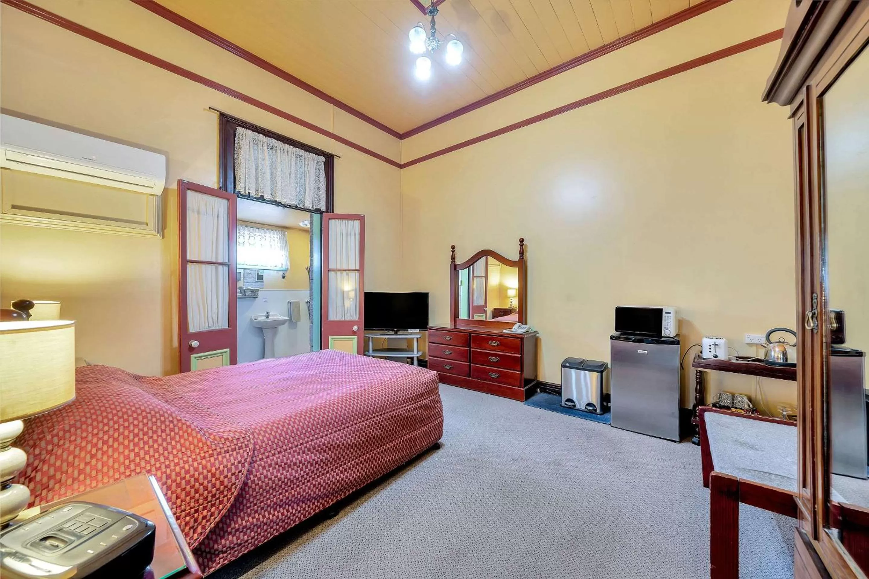 Bedroom, Bed in Warwick Settlers Inn