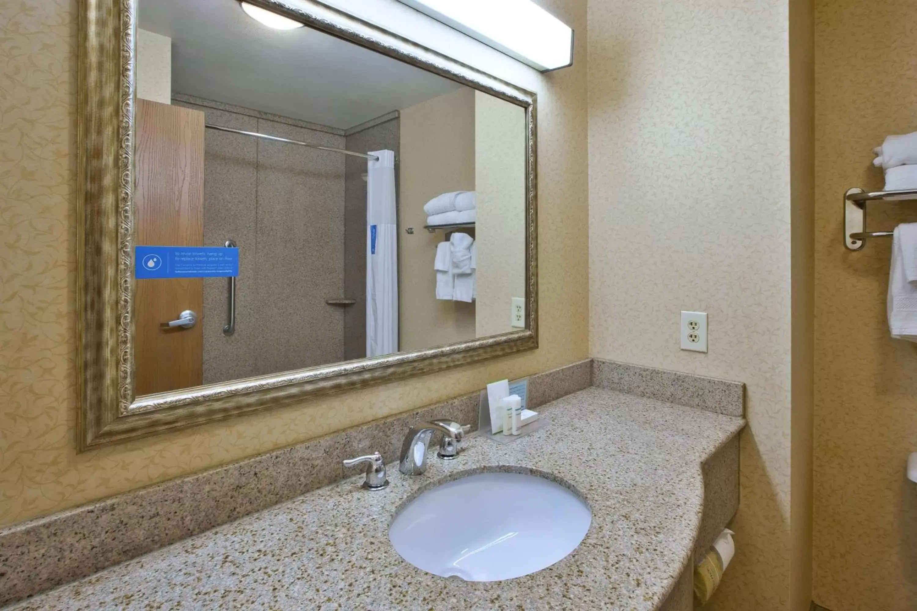 Bathroom in Hampton Inn Pittsburgh Area-Beaver Valley-Center Township