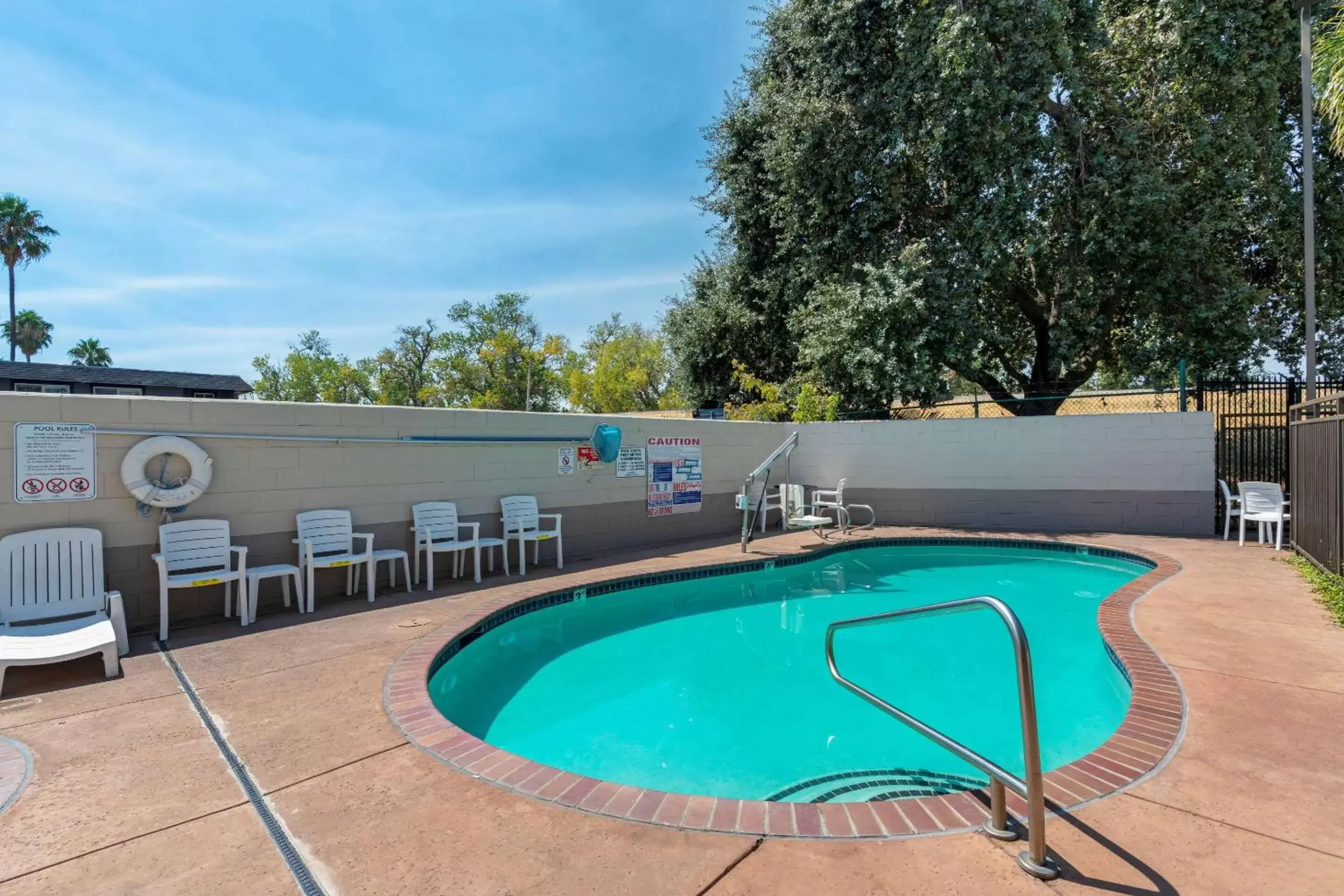 Activities, Swimming Pool in Comfort Suites Downtown Sacramento