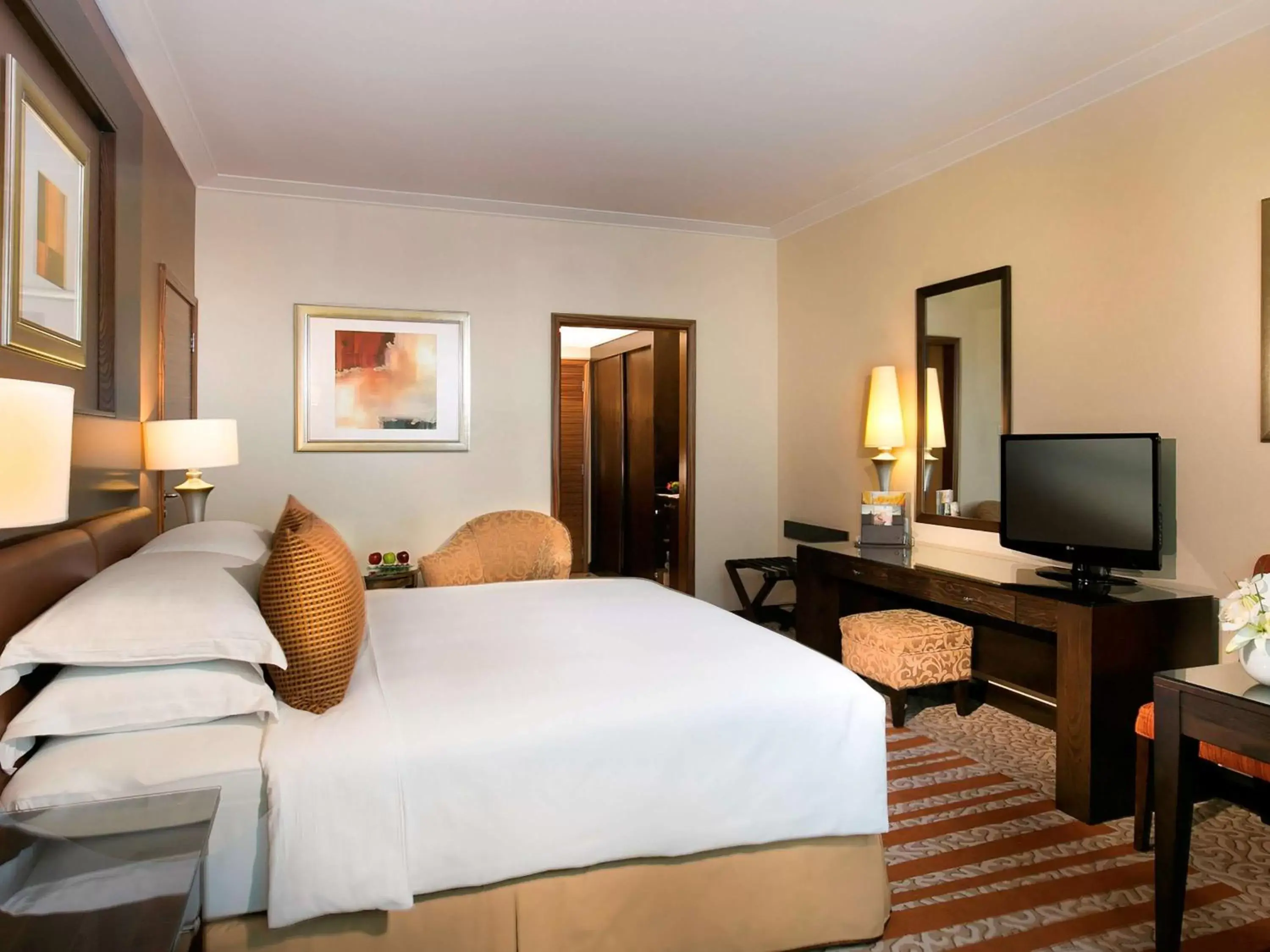Photo of the whole room, Bed in Swissôtel Al Murooj Dubai