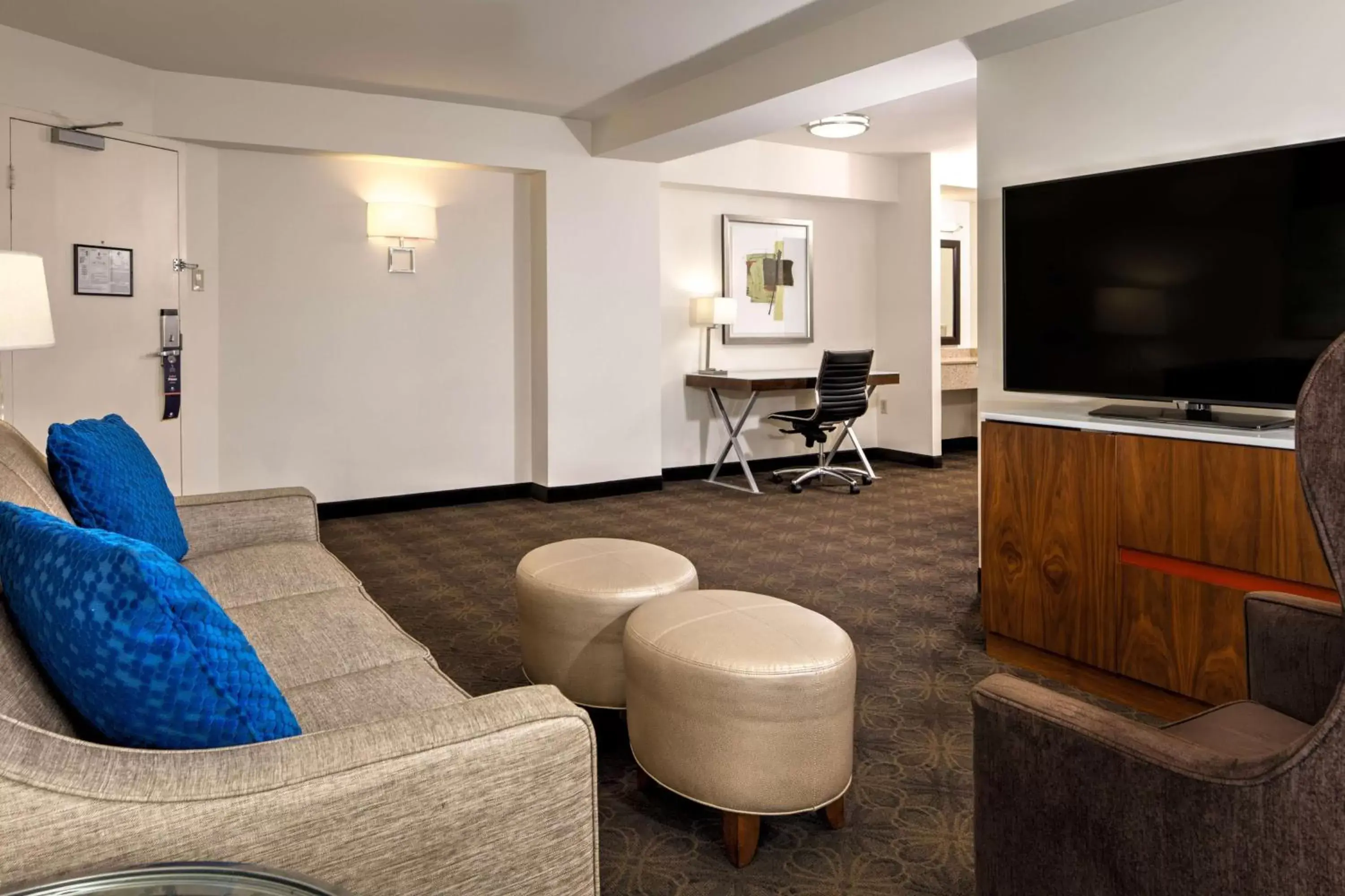 Bedroom, Seating Area in DoubleTree by Hilton Hotel & Suites Pittsburgh Downtown