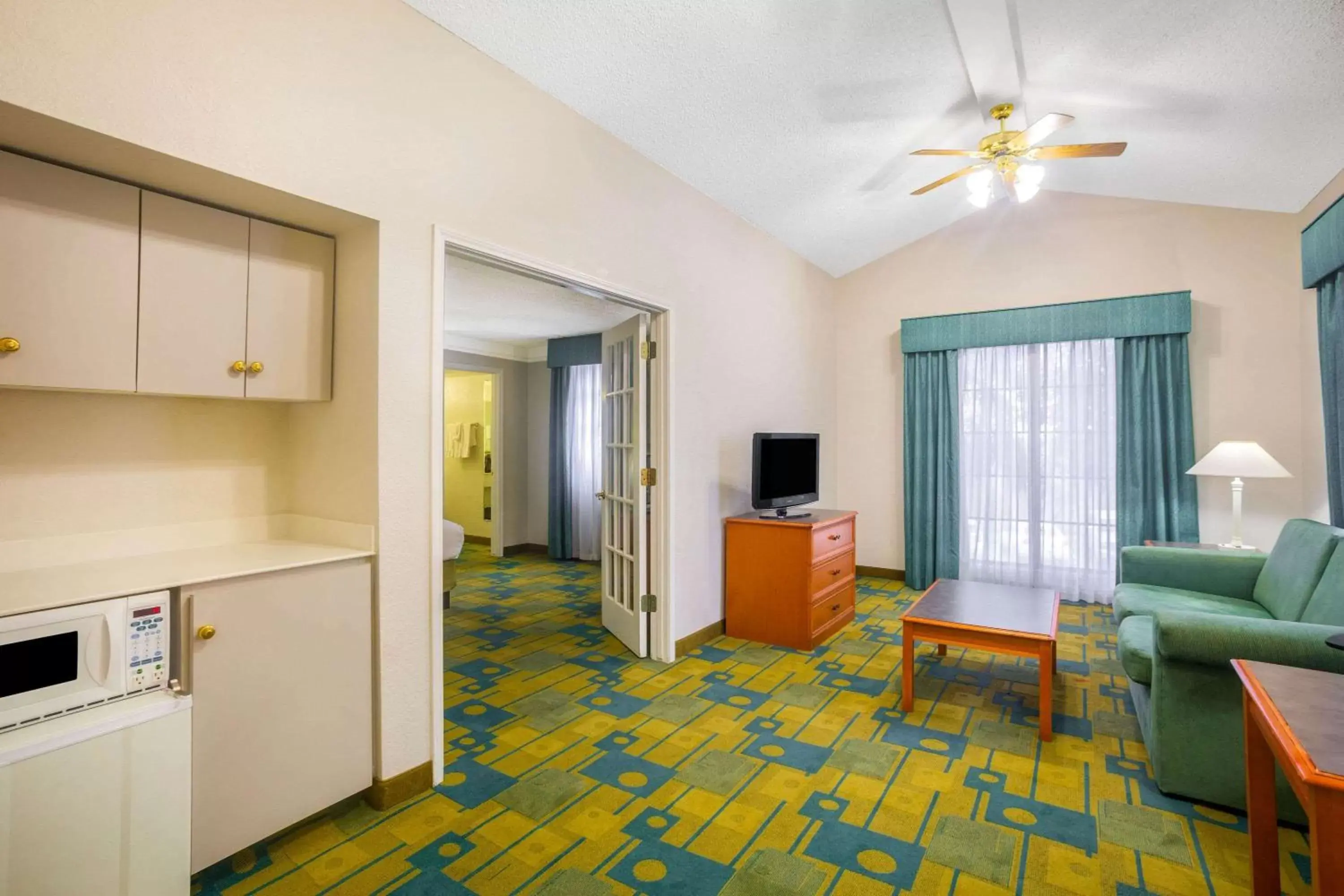 Photo of the whole room, Seating Area in La Quinta Inn by Wyndham Eagle Pass