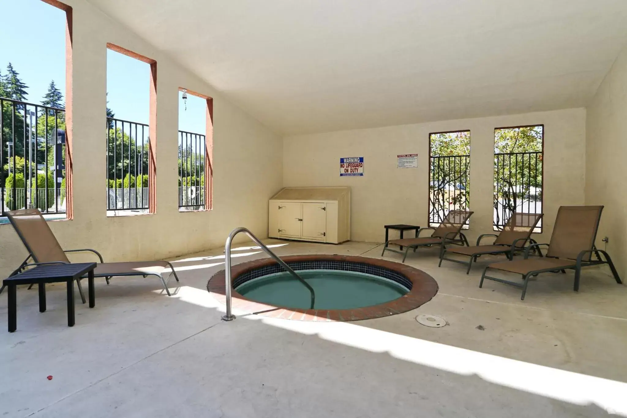 Hot Tub, Swimming Pool in Olympic Inn & Suites Port Angeles