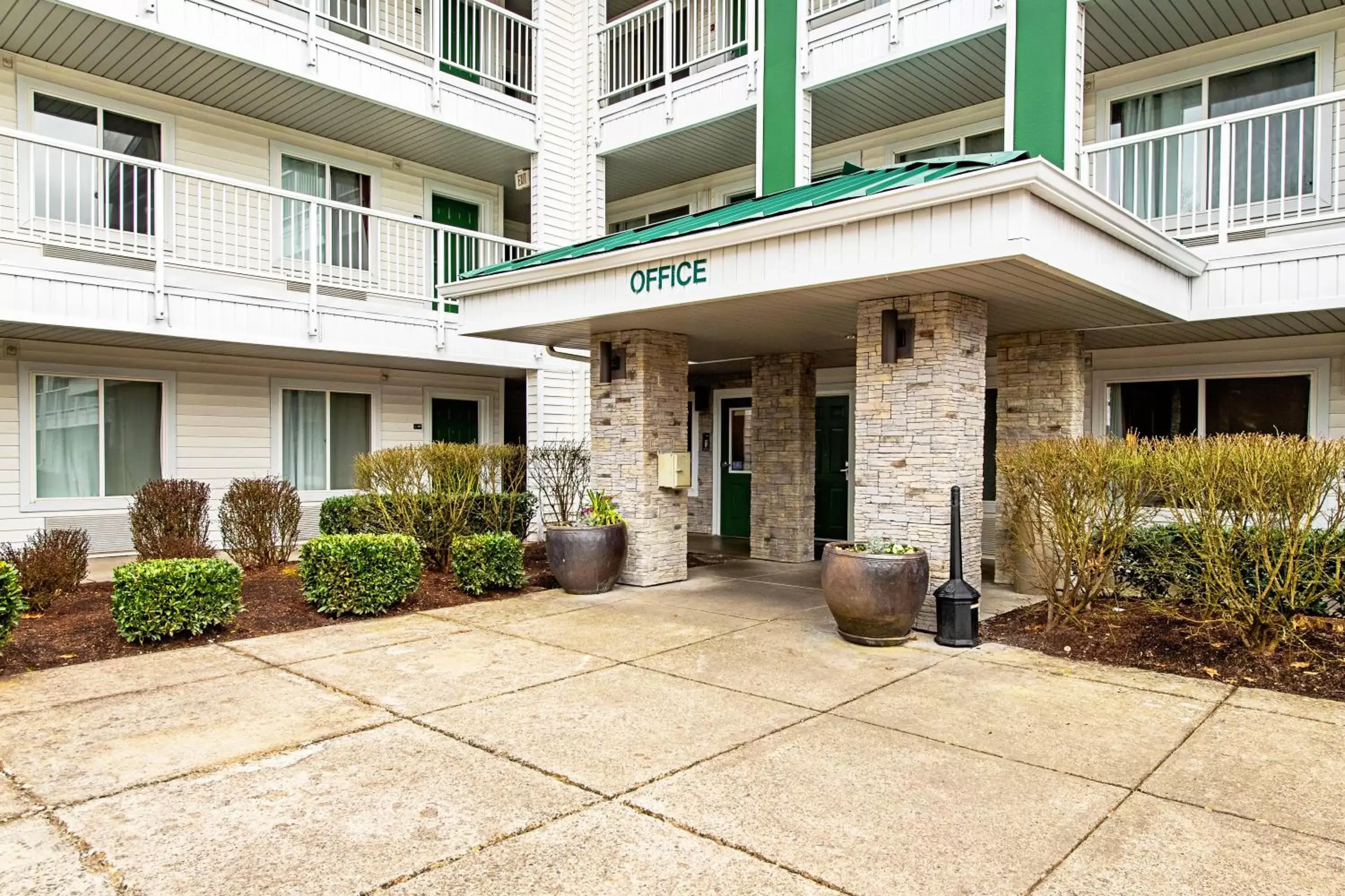 Property building in HomeTowne Studios by Red Roof Tacoma - Puyallup Property building in HomeTowne Studios by Red Roof Tacoma - Puyallup