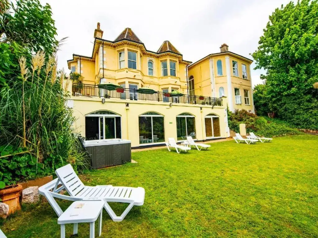 Garden, Property Building in Crofton House Hotel